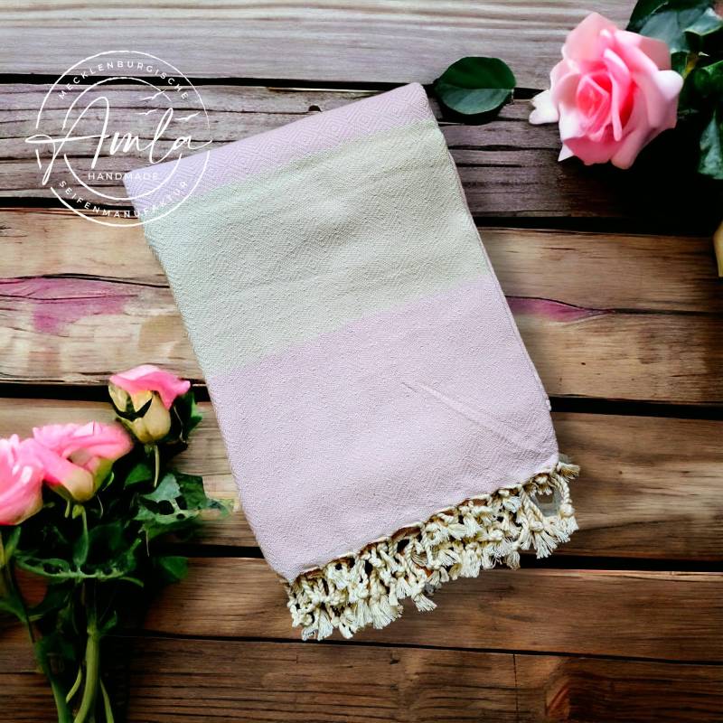 All-In-One Wellnesstuch "Elli" Mit Rautenmuster in Rosa-Creme Bommel, Größe 100x180 cm Aus Reiner Baumwolle, Saunatuch, Taufgeschenk All-In-One Wellnesstuch "Elli" Mit Rautenmuster in Rosa-Creme Bommel, Größe 100x180 cm Aus Reiner Baumwolle, Saunatuch, Taufgeschenk von Etsy - AmlaManufaktur