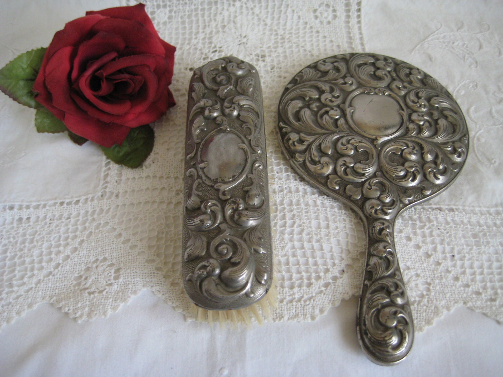 Vintage Handspiegel Und Kleiderbürste, Alpacca Silber, 50Er, Boho, Patina Vintage Handspiegel Und Kleiderbürste, Alpacca Silber, 50Er, Boho, Patina von Etsy - Amraya