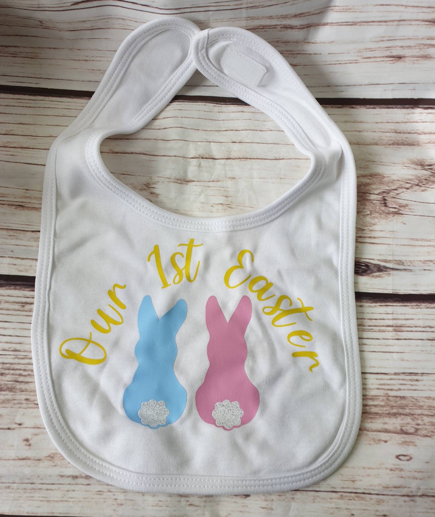 Unser Erstes Ostern Baby Lätzchen, Personalisierte Jungen Mädchen Zwillinge Ostergeschenk, Babypartygeschenk, Feier Geschenk, Babymitteilung von Etsy - AngelaPersonalDesign