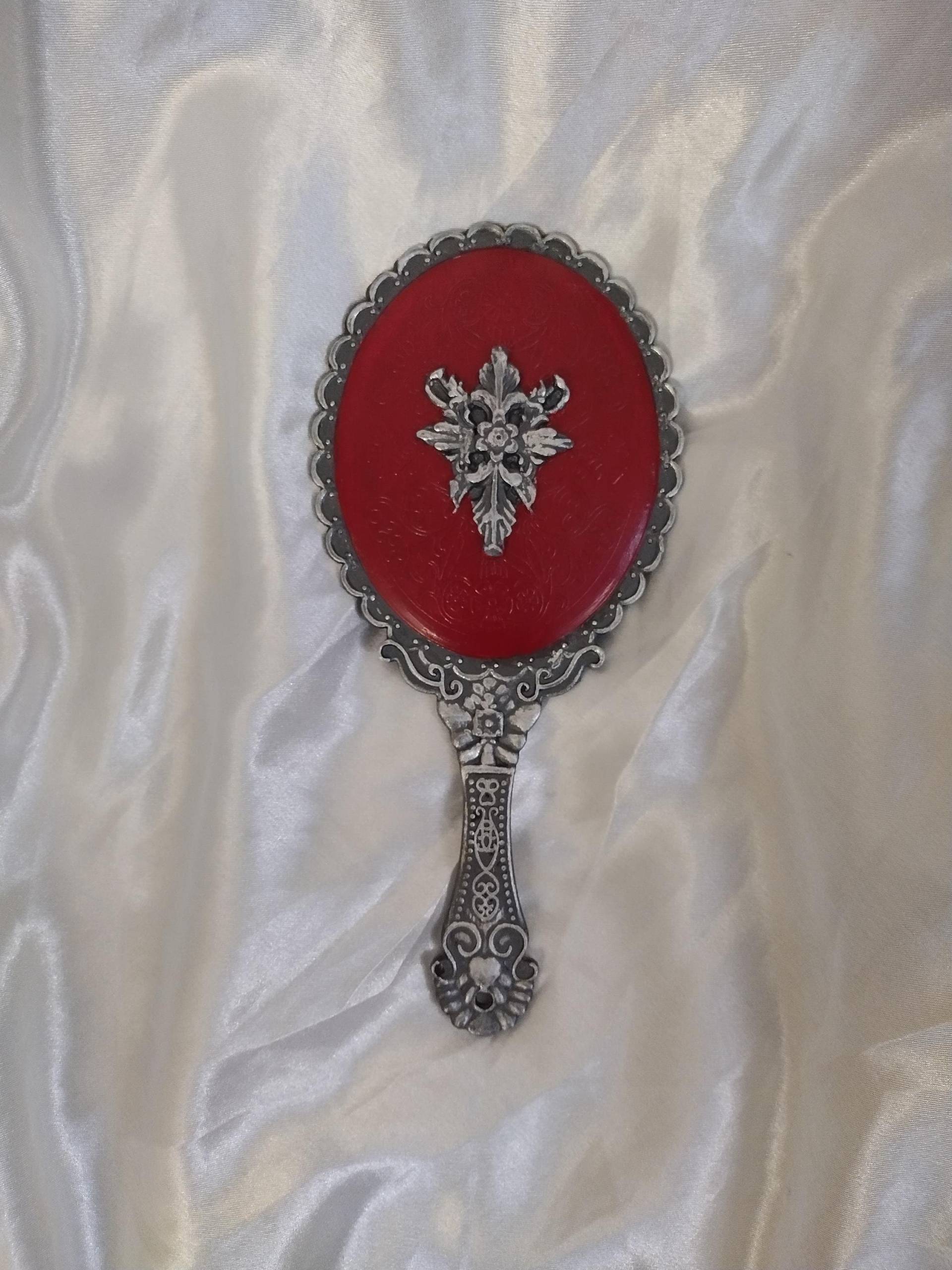 Resident Evil Village Einzigartig Handgemachter Handspiegel Lady's Dimitrescu Geburtstag Geschenk Gamer Rot Silber Gold Gothic Resident Evil Village Einzigartig Handgemachter Handspiegel Lady's Dimitrescu Geburtstag Geschenk Gamer Rot Silber Gold Gothic von Etsy - AniSunArt