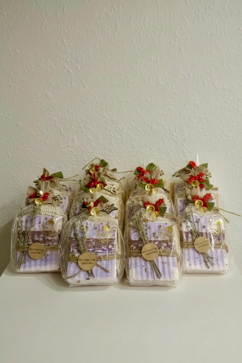 Weihnachtlich Verpacktes Lavendel Seifen Set Mit Seifenablage Aus Bambus Und Duschsäckchen Weihnachtlich Verpacktes Lavendel Seifen Set Mit Seifenablage Aus Bambus Und Duschsäckchen von Etsy - AnjasGeschenkeWelt