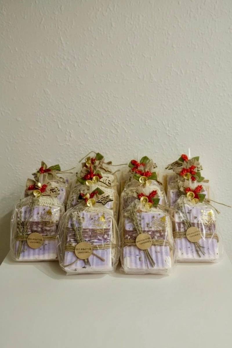 Weihnachtlich Verpacktes Lavendel Seifen Set Mit Seifenablage Aus Bambus Und Duschsäckchen Weihnachtlich Verpacktes Lavendel Seifen Set Mit Seifenablage Aus Bambus Und Duschsäckchen von Etsy - AnjasGeschenkeWelt