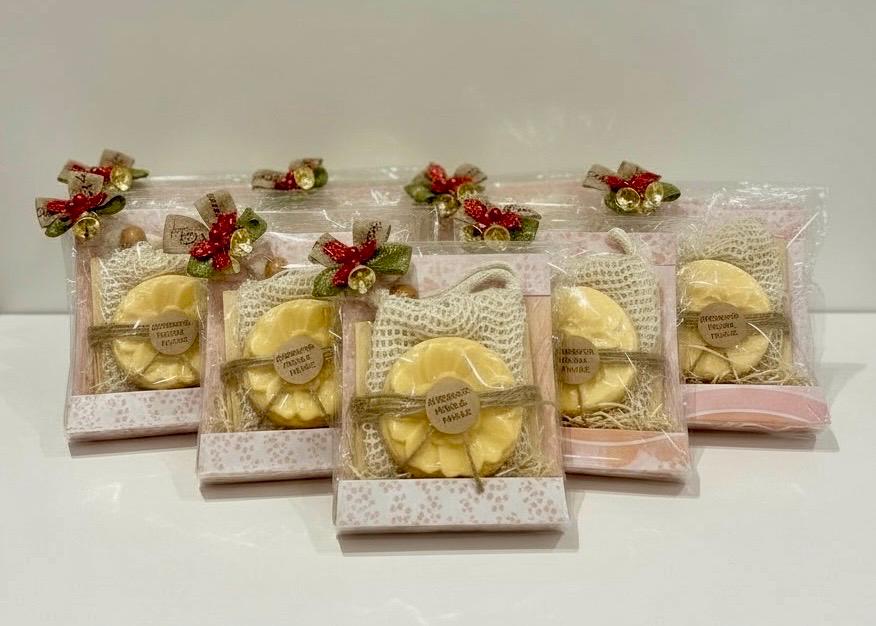 Weihnachtlich Verpacktes Orangen - Vanille Seifen Set Mit Seifenablage Aus Bambus Und Duschsäckchen Weihnachtlich Verpacktes Orangen - Vanille Seifen Set Mit Seifenablage Aus Bambus Und Duschsäckchen von Etsy - AnjasGeschenkeWelt