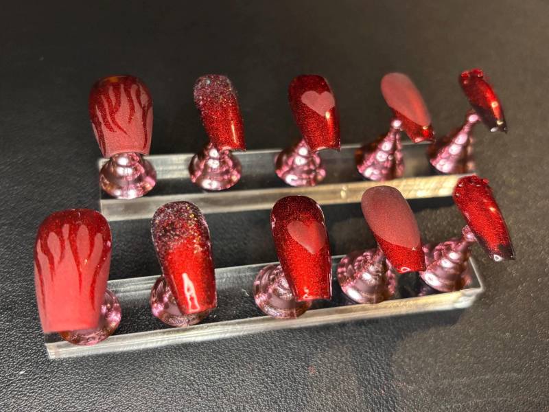 Rotes Set Press On Nails, Versandfertig von Etsy - AnnasNailsOnWheels