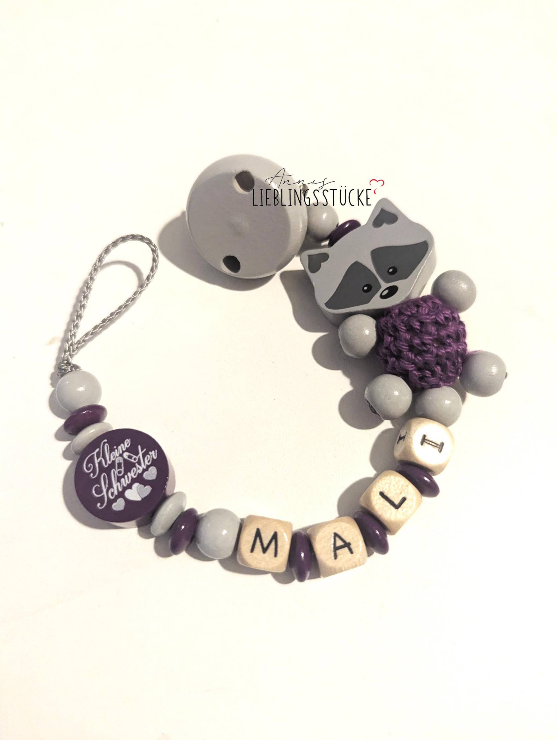 Schnullerkette Mit Namen Mädchen Personalisiert Waschbär Kleine Schwester Geburt Taufe Babygeschenk Babyparty von Etsy - AnniLieblingsstuecke