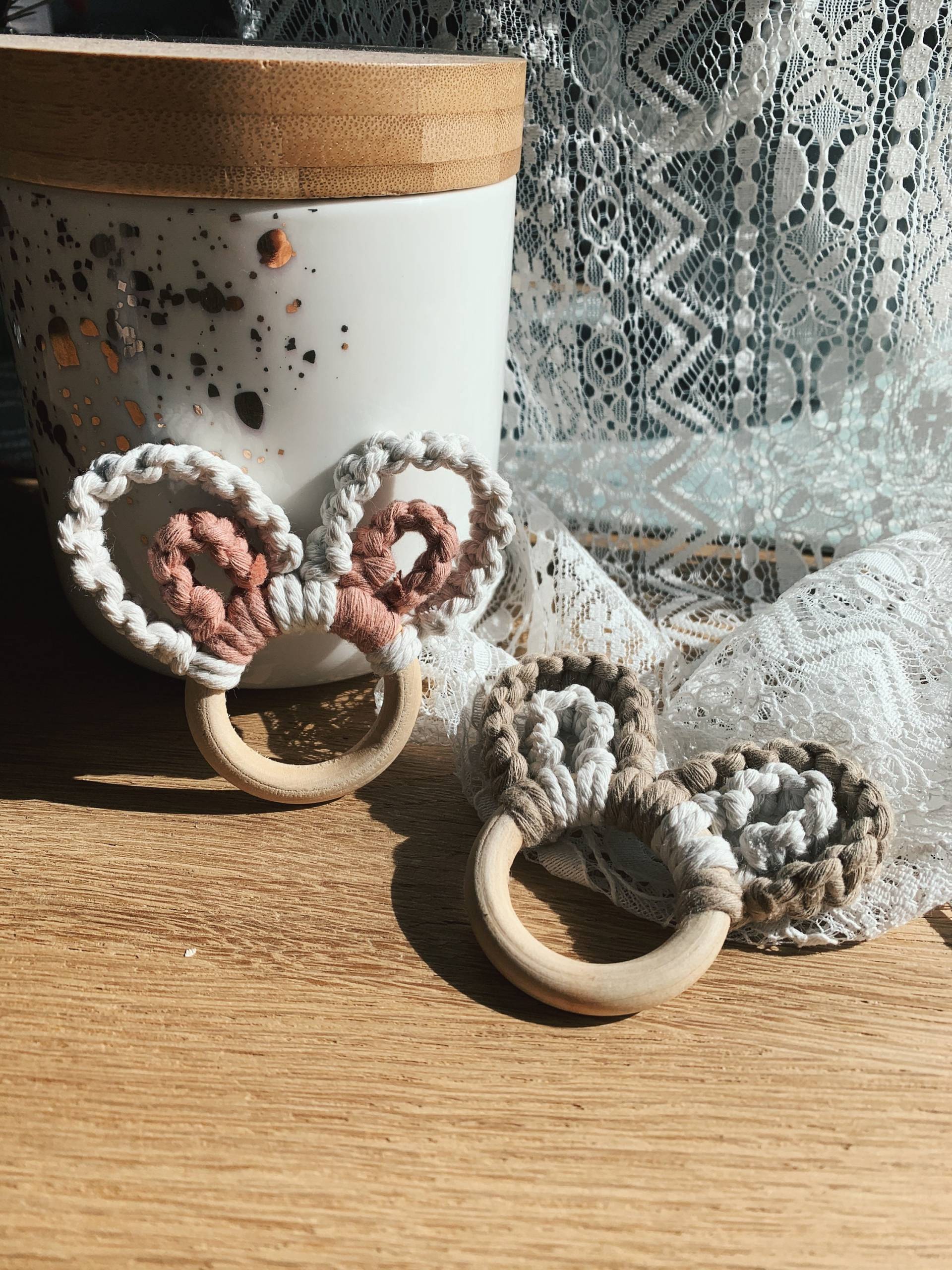 Makramee Baby Greifling „Ana" Macrame Geburt Geschenk Hase Ostern von Etsy - AnnieMarDesign