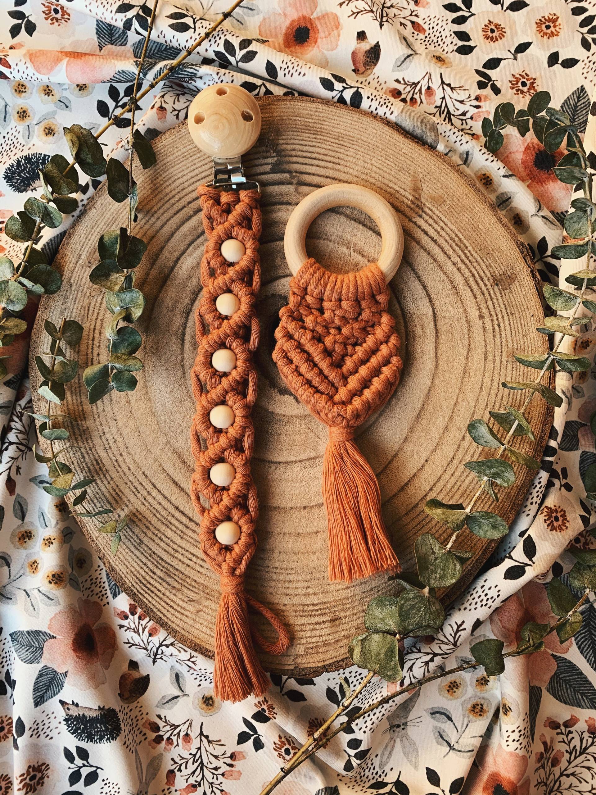 Makramee Babyset „Alice" Macrame Geburt Geschenk Schnullerkette Greifling von Etsy - AnnieMarDesign