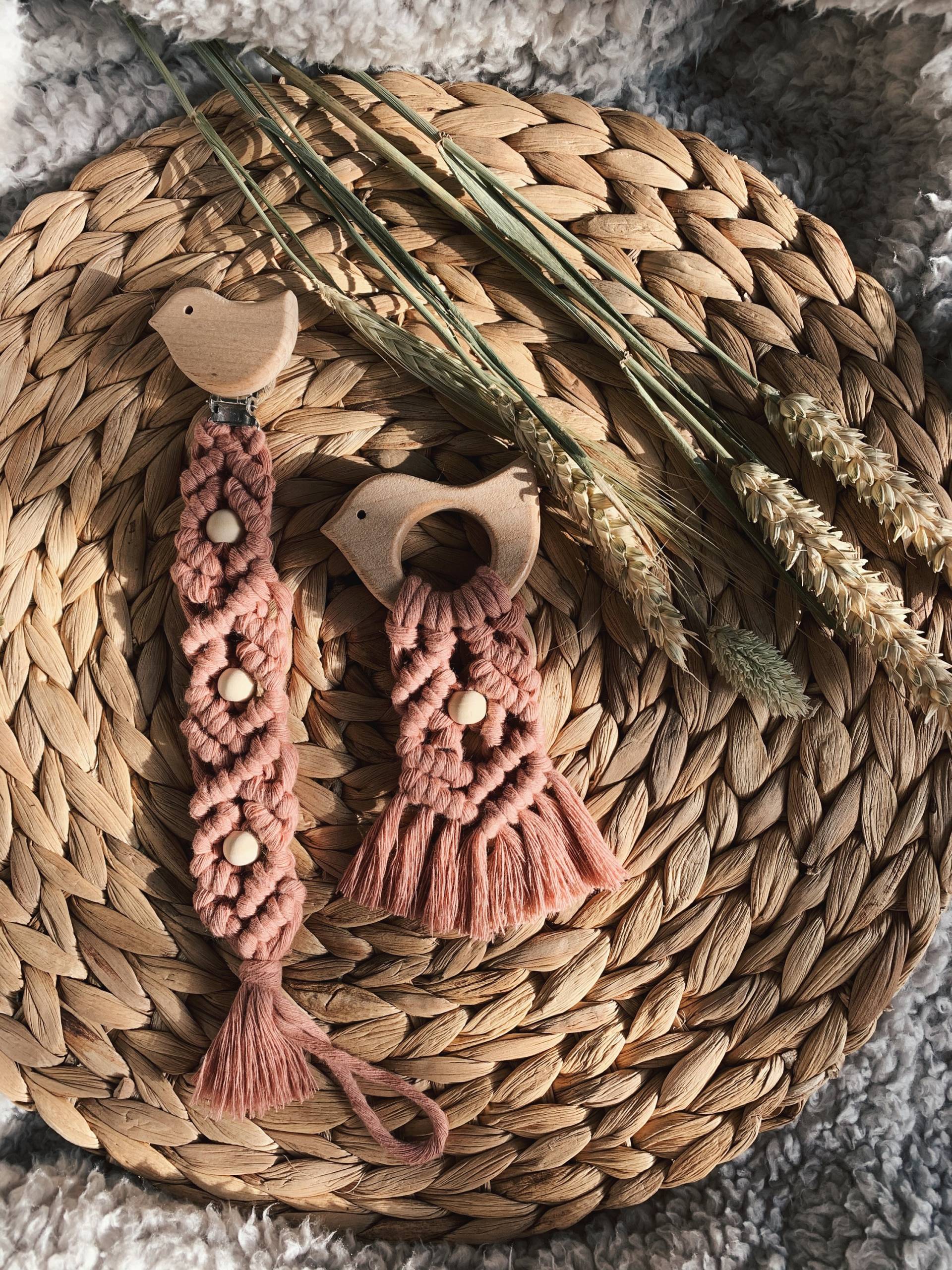 Makramee Babyset „Alva" Macrame Geburt Geschenk Schnullerkette Greifling von Etsy - AnnieMarDesign