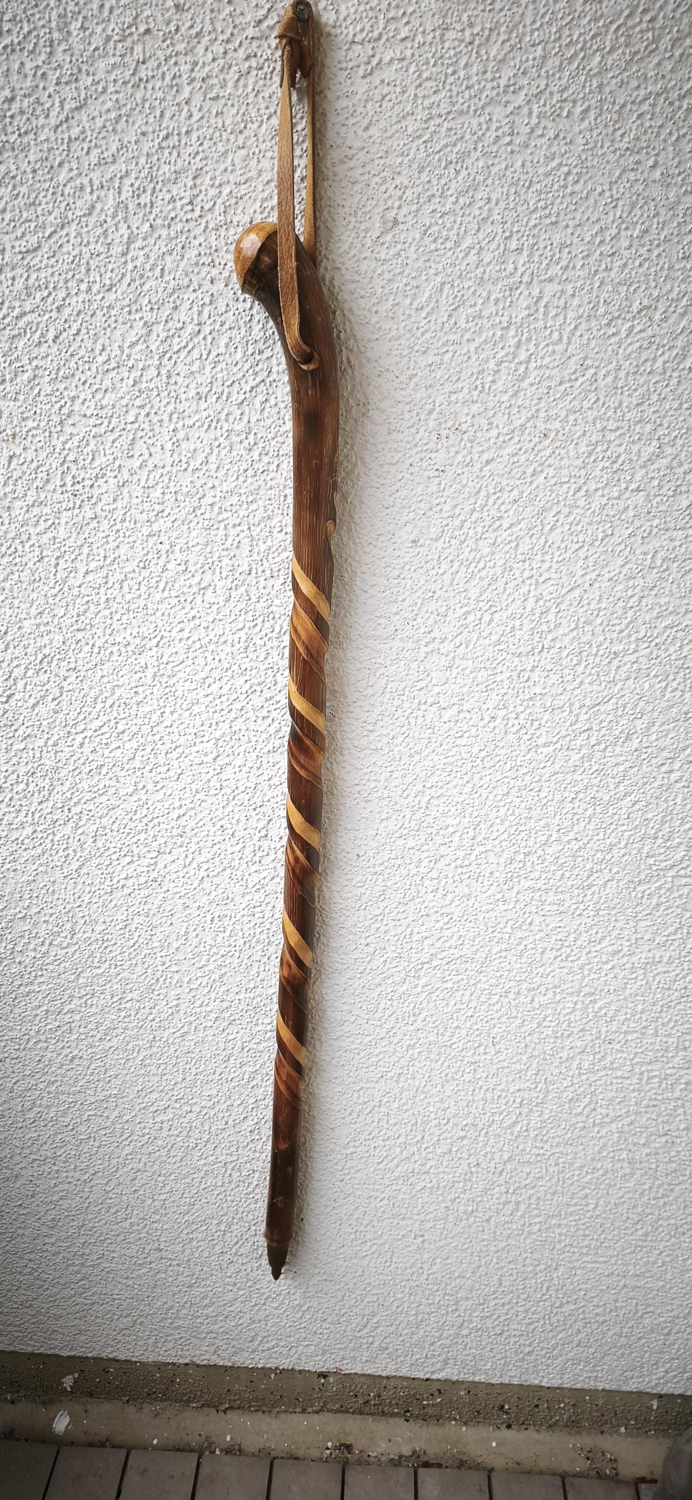 Handgeschnitzter Spazierstock Aus Holz - Rustikaler Hirtenstab Im Stil Der Volkskunst Dekorativer Holzstock 95 cm von Etsy - AntikDekorDE