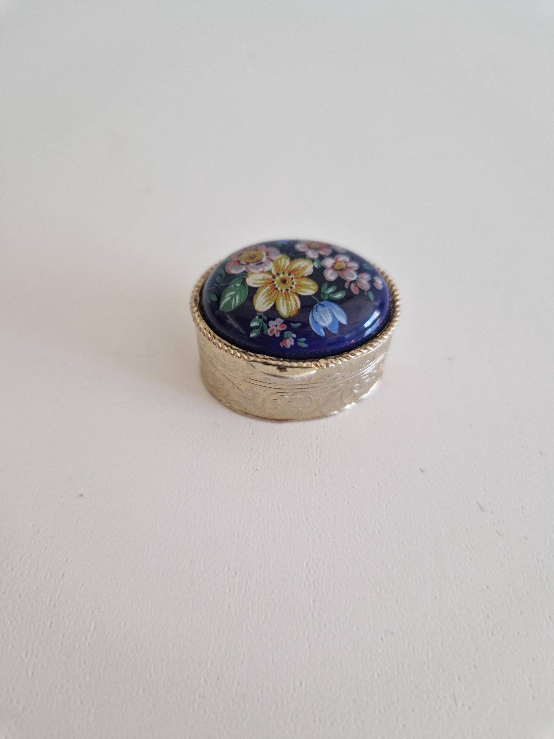 Vintage Pillendose Aus Italien - Handbemaltes Emaille Mit Blumenmotiv von Etsy - AntiqueWhispersStore