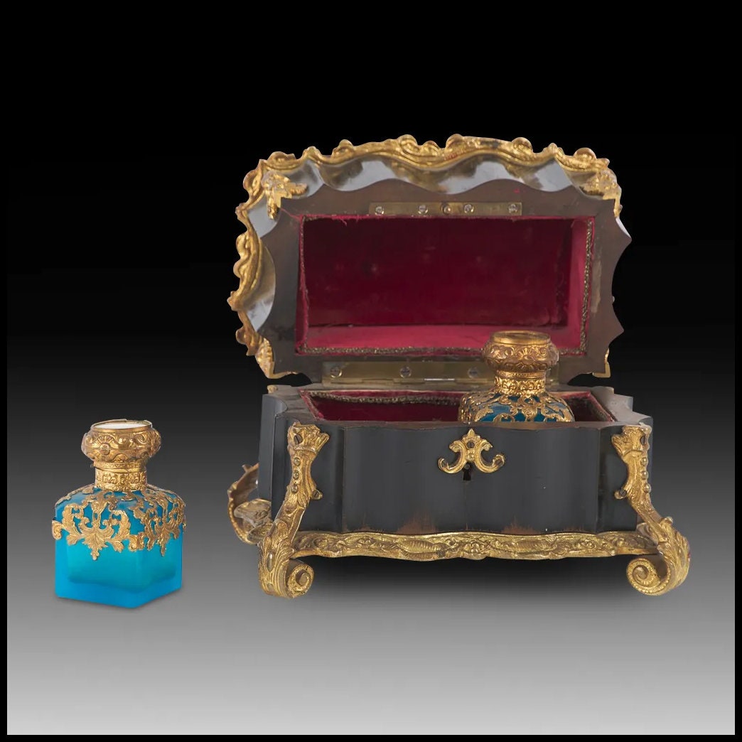 Grand Tour Souvenirs Aus Dem Frühen 19.jh. Royale Vergoldeter Bronze Fragrance Necessaire Mit Vergoldeten Opalflaschen Und Einem Sèvres-stil-Panel von Etsy - AntiquesInvest