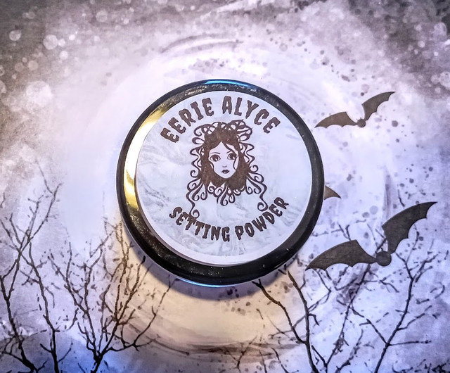 Eerie Alyce - Transparenter Veganer Fixierpuder Erhältlich in Standard- Und Deluxe-Größen von Etsy - ApocalypticBeauty