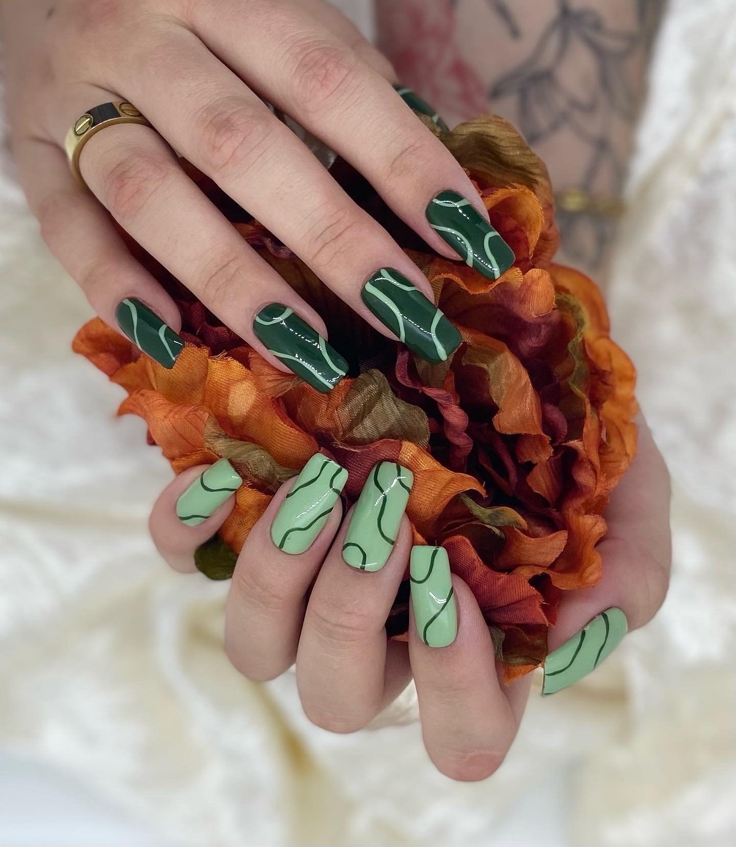 Abstrakte Grüne Gewellte Nägel Abstrakte Grüne Gewellte Nägel von Etsy - ApricusNails
