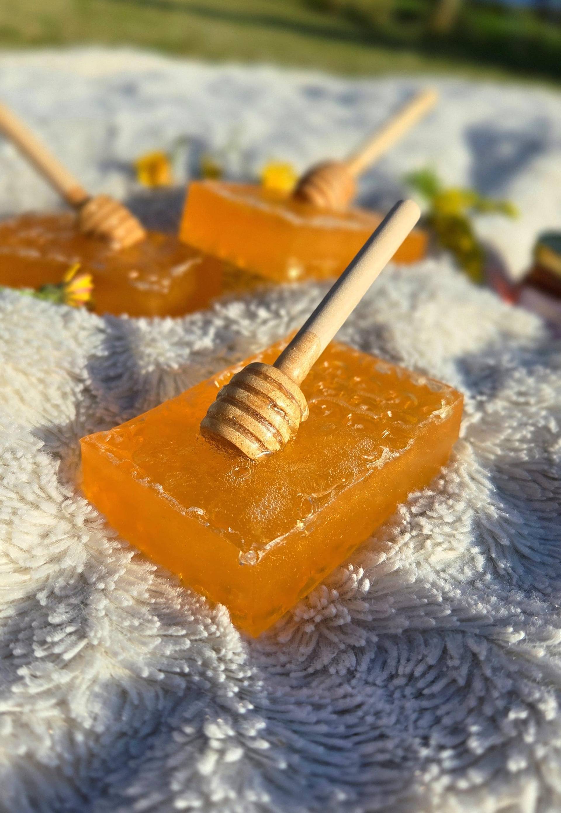Honey Love Soap/Honigwabe Handmade Honig-Seife Mit Honiglöffel Und Wabenstruktur Honey Comb Geschenkidee Wellness Honigseife von Etsy - AquaLoveColors