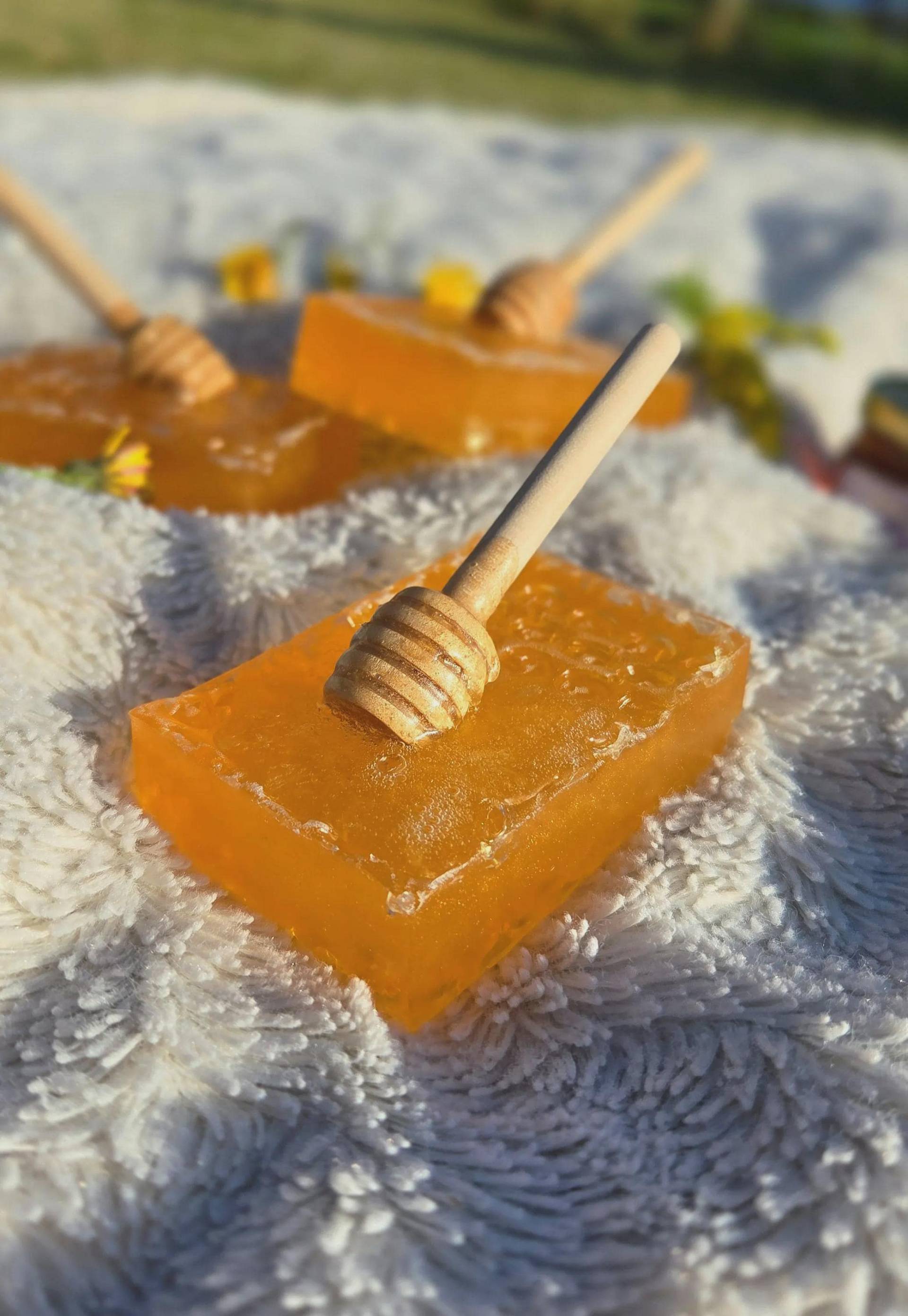 Honey Love Soap/Honigwabe Handmade Honig-Seife Mit Honiglöffel Und Wabenstruktur Honey Comb Geschenkidee Wellness Honigseife von Etsy - AquaLoveSoapery