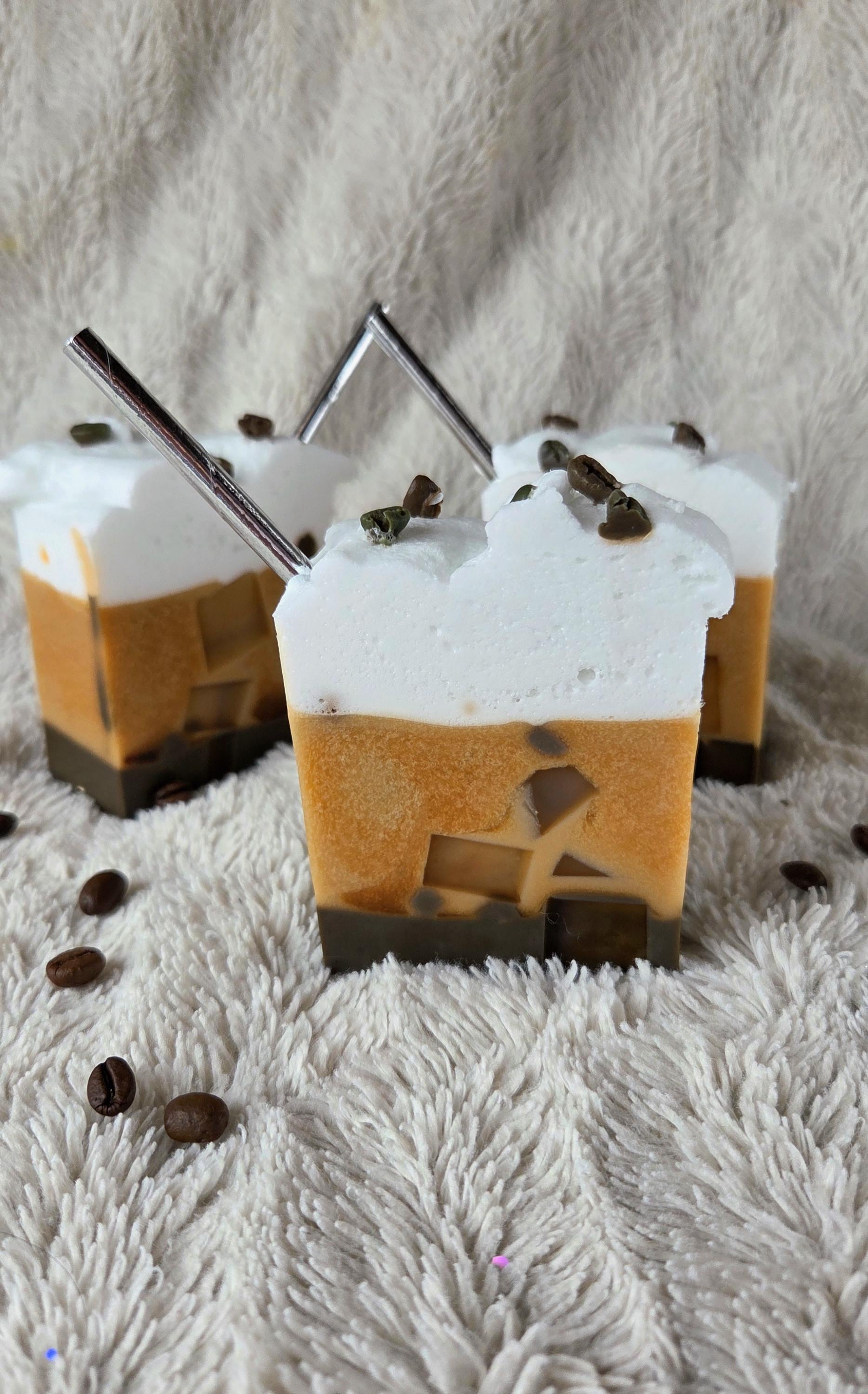 Salted Caramel Iced Coffee Soap/Handgemachte Kaffee Seife Dessert Fake Food Vegan Geschenkidee Geschenk Salted Caramel Iced Coffee Soap/Handgemachte Kaffee Seife Dessert Fake Food Vegan Geschenkidee Geschenk von Etsy - AquaLoveSoapery