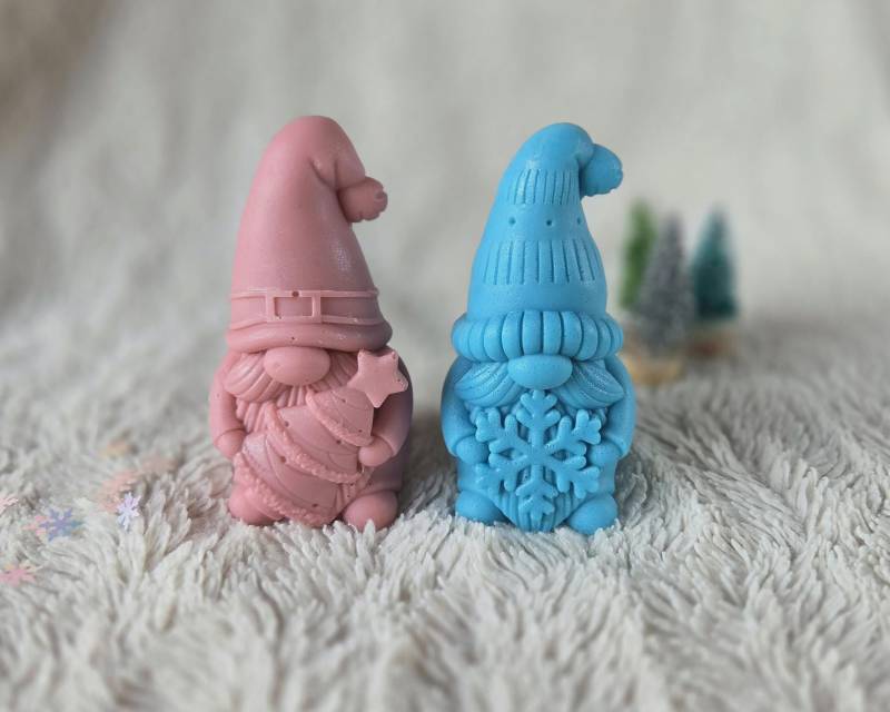 Weihnachtswichtel Seife - Handgemachte Wichtel-Seife in Rosa & Blau | Himbeer-Pannacotta Oder Winterduft „Christmas Spirit"/Xmas Soap von Etsy - AquaLoveSoapery