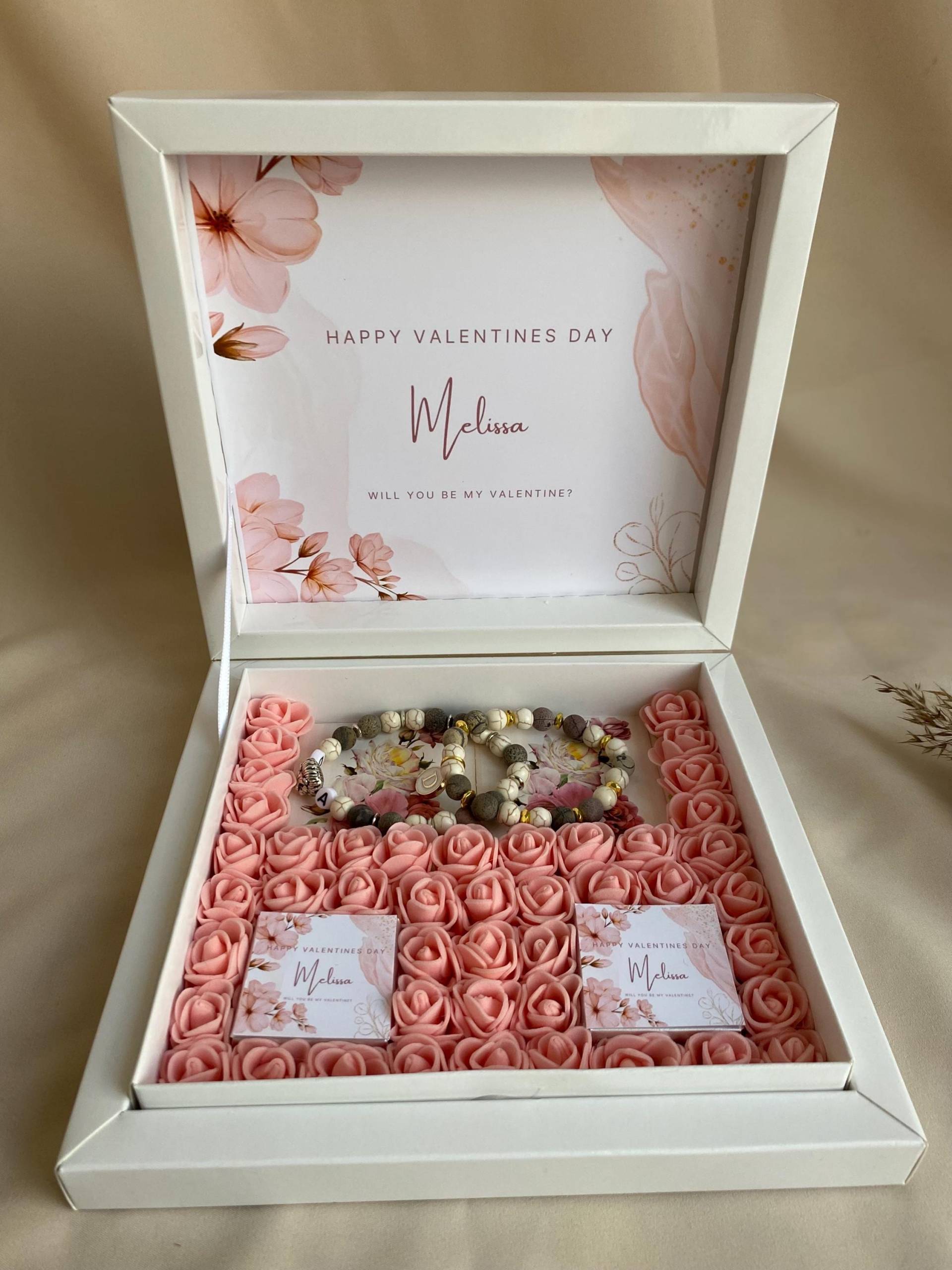 Personalisierte Schoko-Geschenkbox Mit Armbändern & Schokolade - Geschenkbox Für Frauen U. Männer Schokolade, Name Und Geschenk Personalisierte Schoko-Geschenkbox Mit Armbändern & Schokolade - Geschenkbox Für Frauen U. Männer Schokolade, Name Und Geschenk von Etsy - Armbandhf
