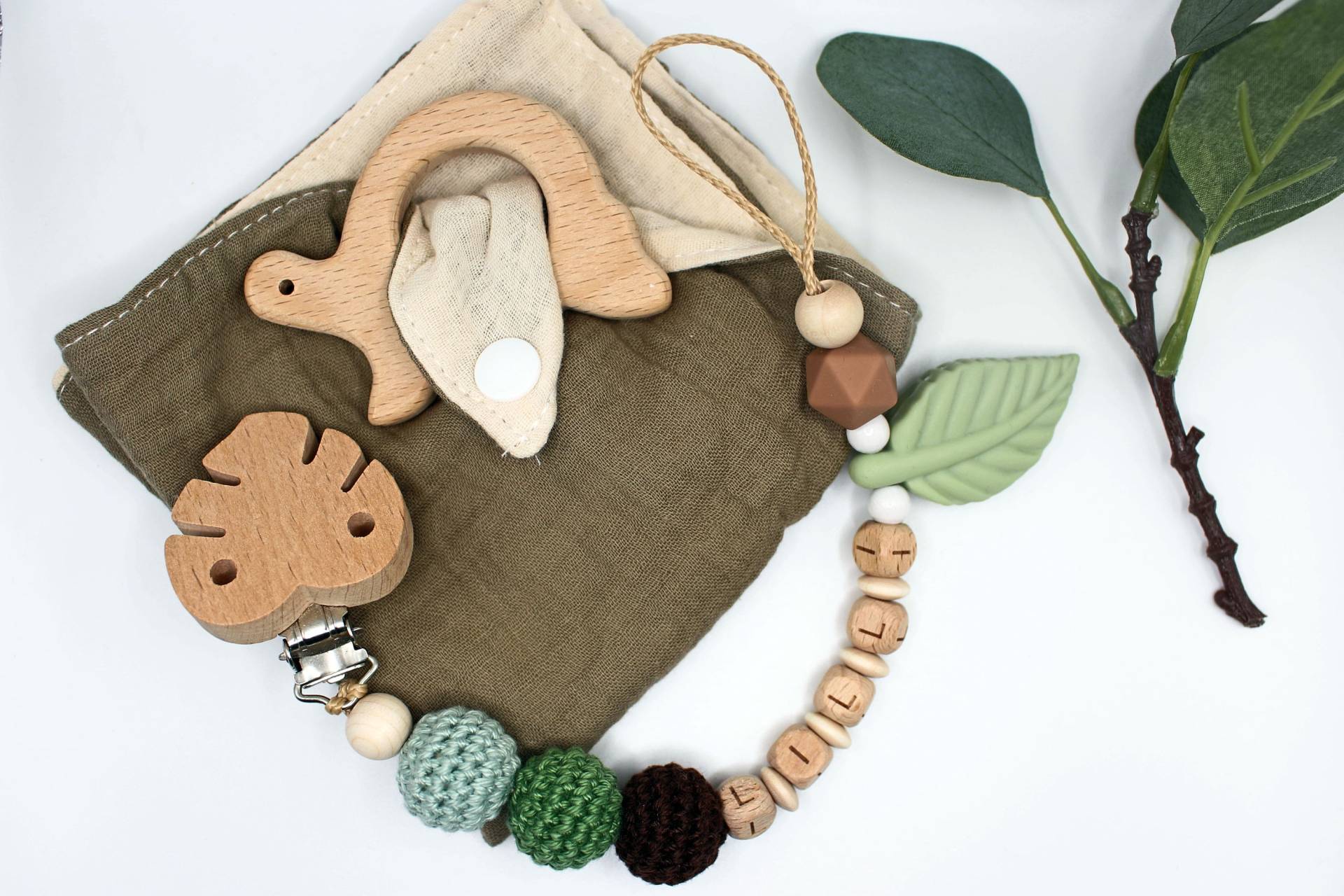 Schnullerkette Mit Schildkröte, Kleines Tuch Und Anhänger, Eckige Buchstaben, Personalisiert Schnullerkette Mit Schildkröte, Kleines Tuch Und Anhänger, Eckige Buchstaben, Personalisiert von Etsy - ArtPearlBaby