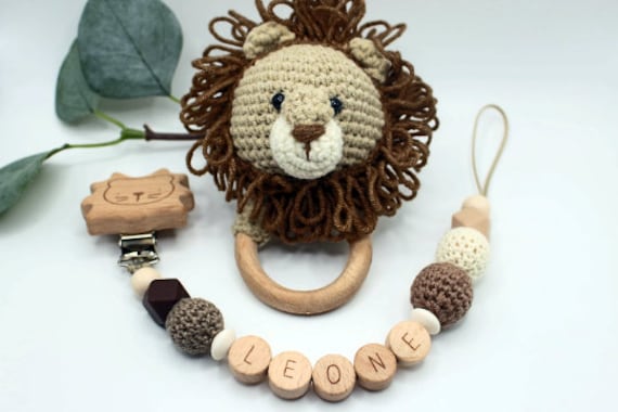 Schnullerkette Und Rassel Im Set Löwe, Personalisierbar, Geschenkset Löwe Schnullerkette Und Rassel Im Set Löwe, Personalisierbar, Geschenkset Löwe von Etsy - ArtPearlBaby