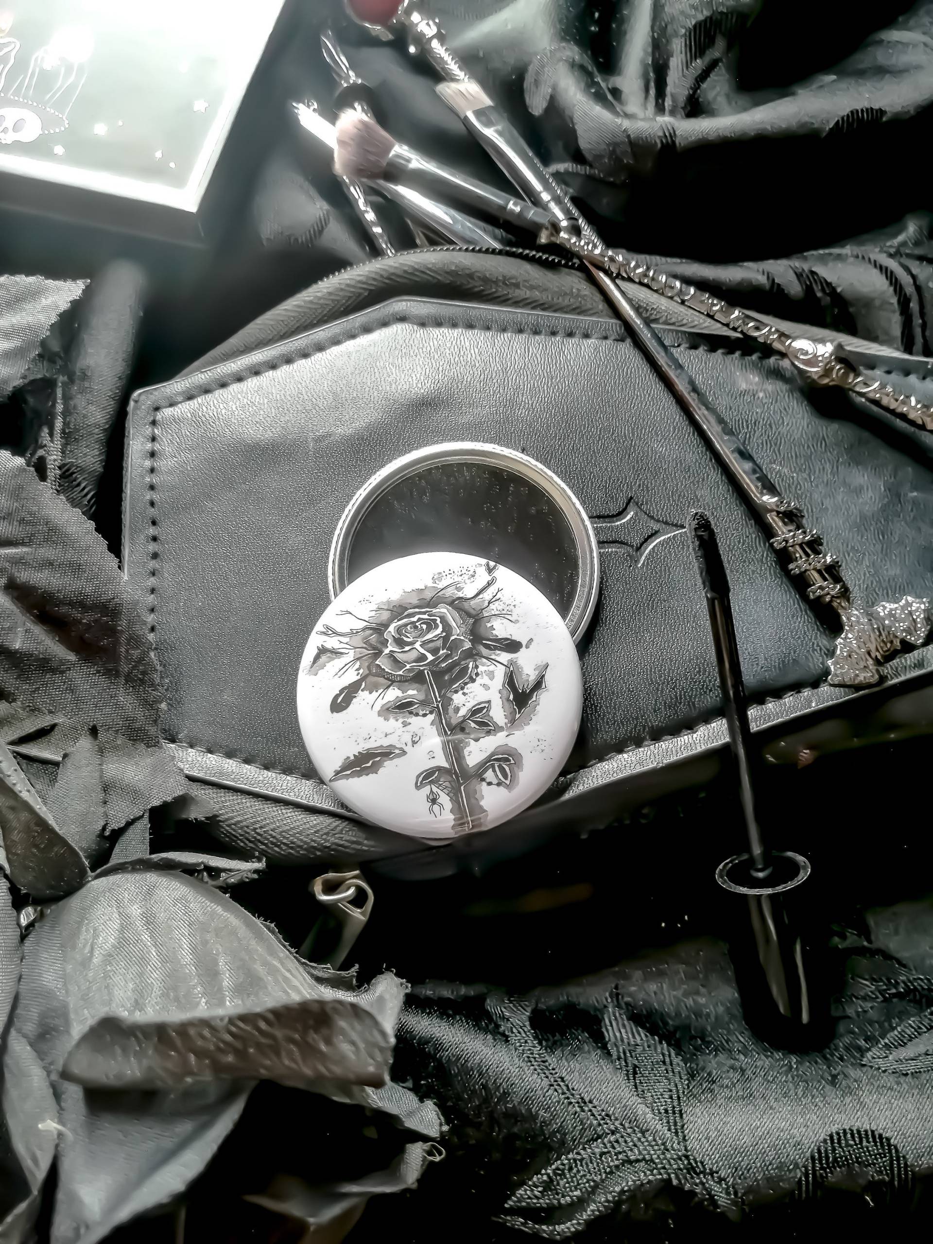 In Mourning - Originaler 56 Mm Gothic Vampir Smokey Black Rose Fledermaus Taschenspiegel In Mourning - Originaler 56 Mm Gothic Vampir Smokey Black Rose Fledermaus Taschenspiegel von Etsy - MedievalMenagerie