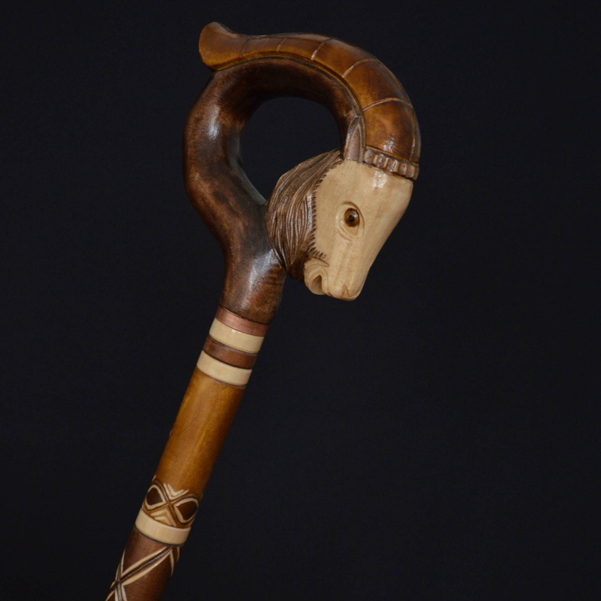 Geschenk Spazierstock Spazierstöcke Stöcke Schilfrohrstab Holz Handgeschnitzt Schnitzerei Handgefertigt Zubehör | Ziege Rund Dunkel Geschenk Spazierstock Spazierstöcke Stöcke Schilfrohrstab Holz Handgeschnitzt Schnitzerei Handgefertigt Zubehör | Ziege Rund Dunkel von Etsy - Artcrafft