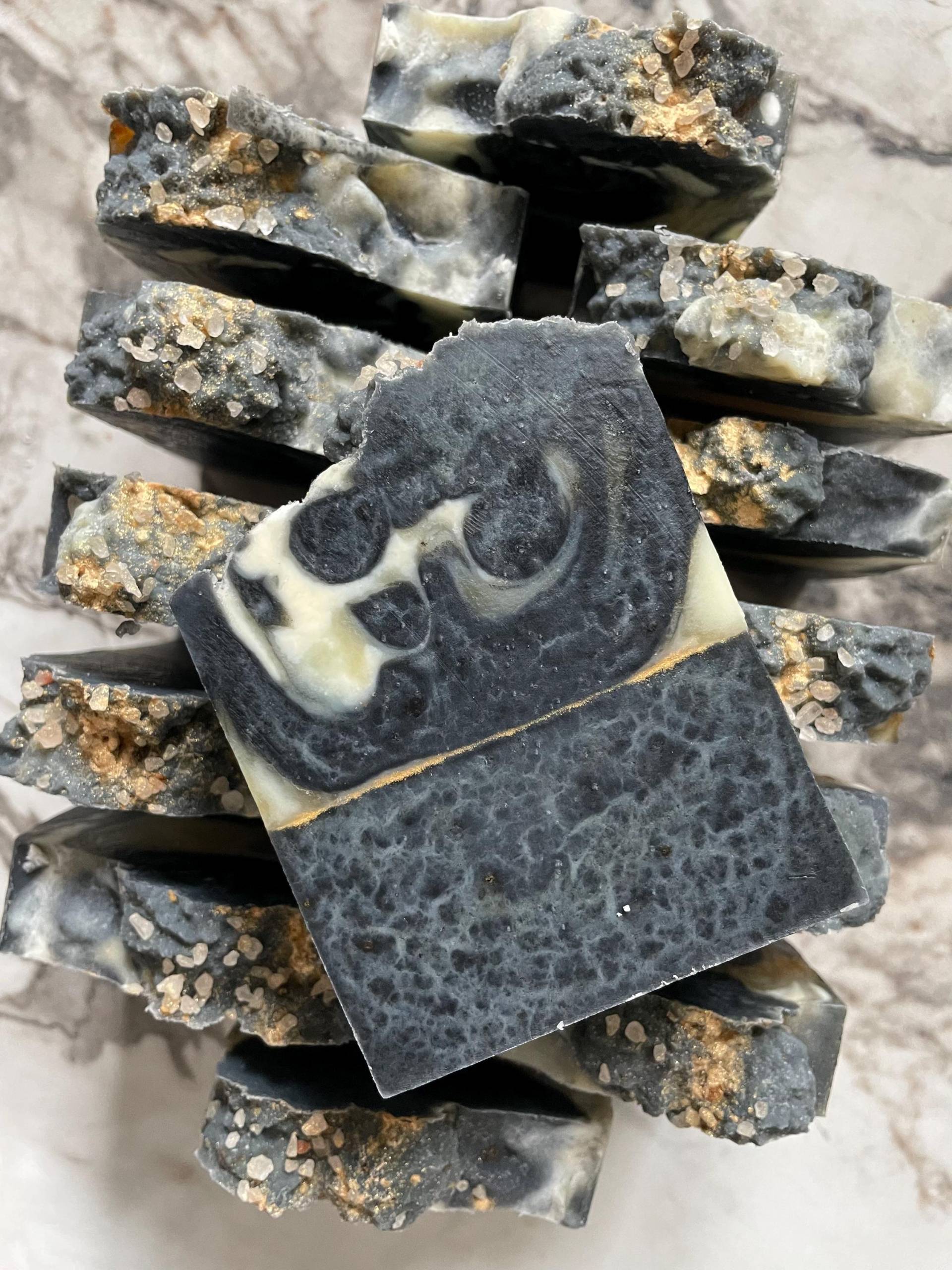 Altivkohlen-Oud Duft Naturseife Aus Konosnussschalen Altivkohlen-Oud Duft Naturseife Aus Konosnussschalen von Etsy - AsilahNature