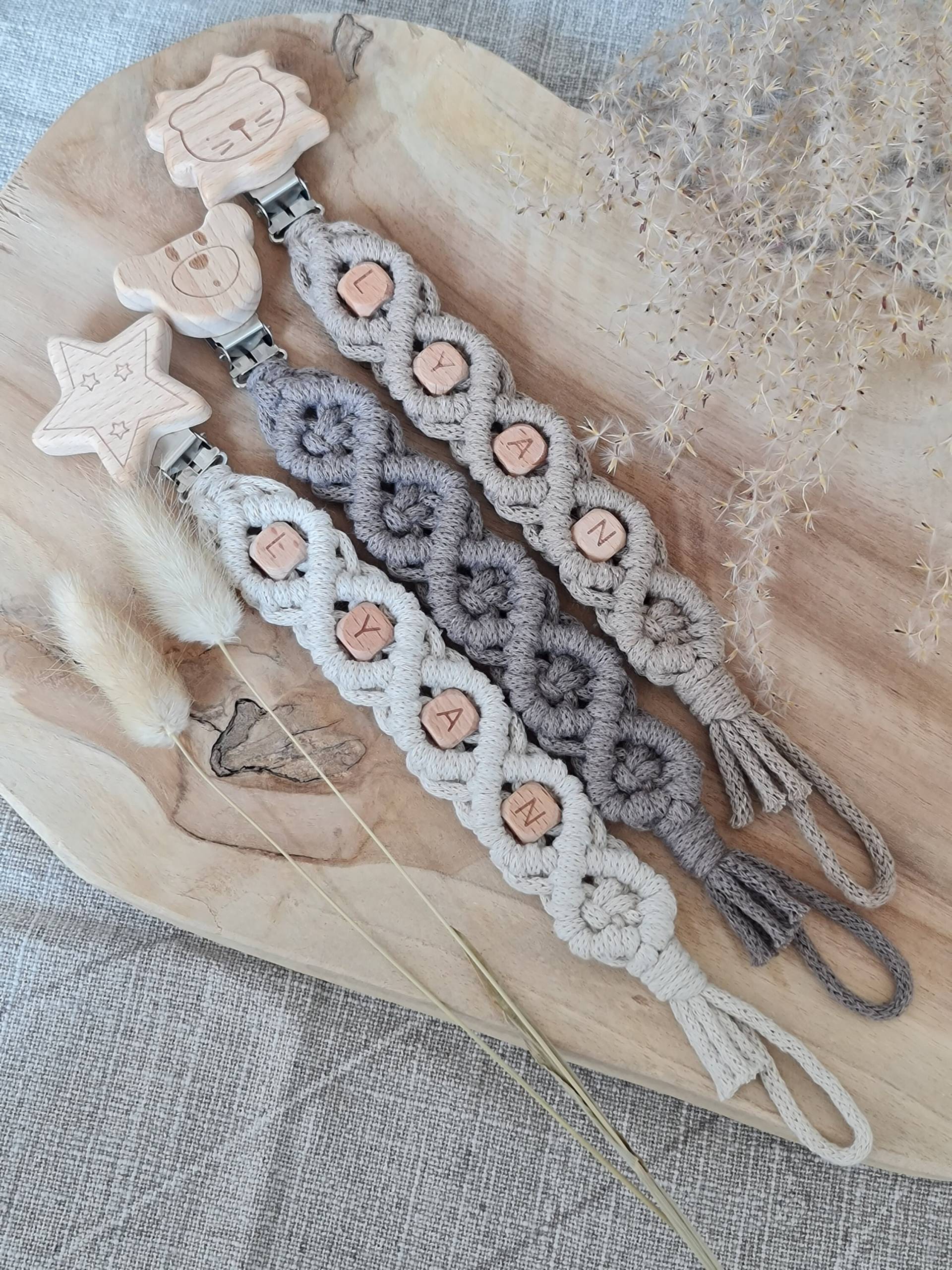 Makramee Schnullerkette Mit Namen, Schnullerkette, Schnullerhalter, Babygeschenk, Handmade, Handgemacht, 100% Baumwolle, Clip, Schnuller Makramee Schnullerkette Mit Namen, Schnullerkette, Schnullerhalter, Babygeschenk, Handmade, Handgemacht, 100% Baumwolle, Clip, Schnuller von Etsy - AtelierAnkaShop