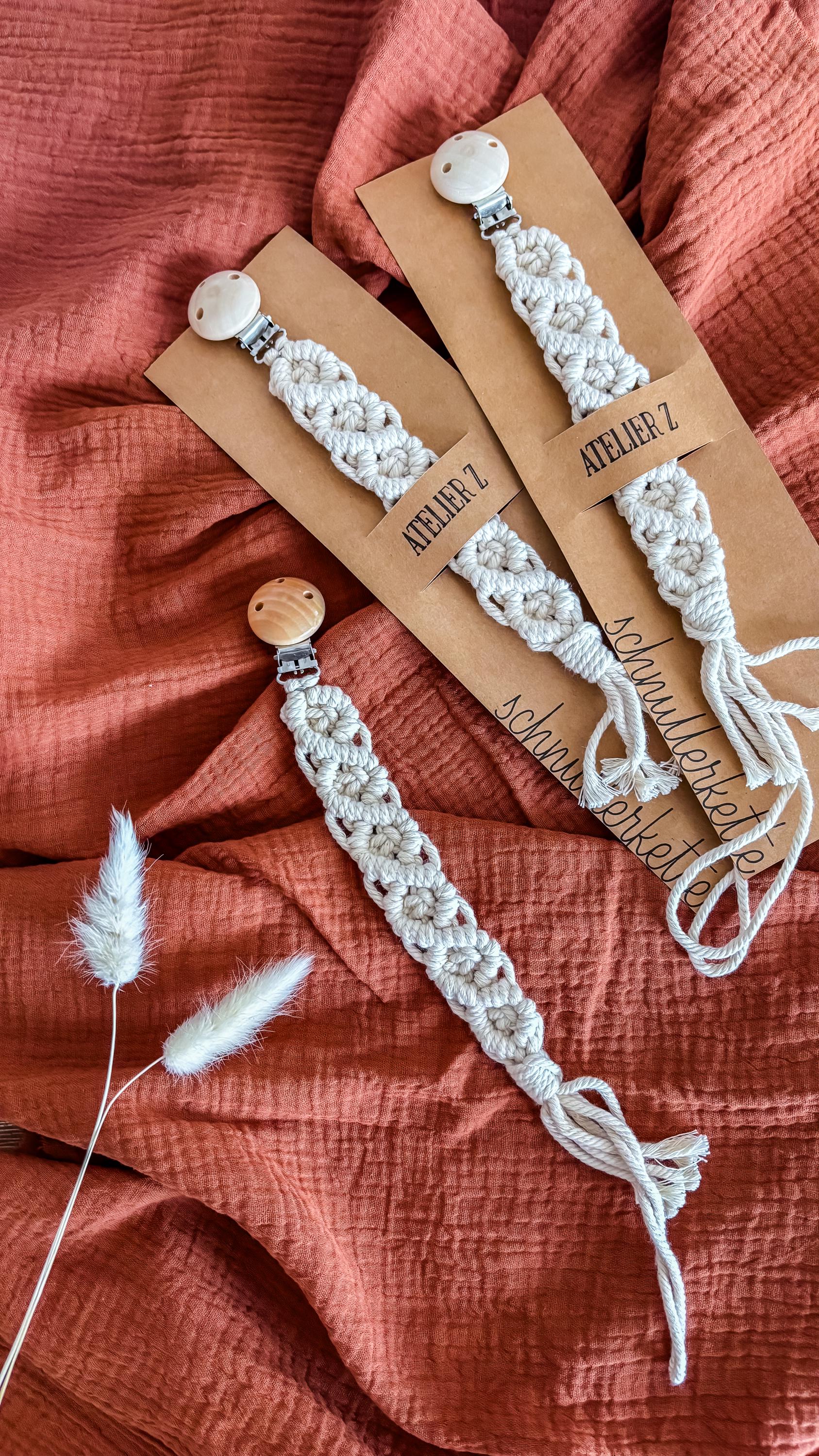 Handgeknüpfte Makramee-Schnullerkette „Natur & Liebe" von Etsy - AtelierZDesigns