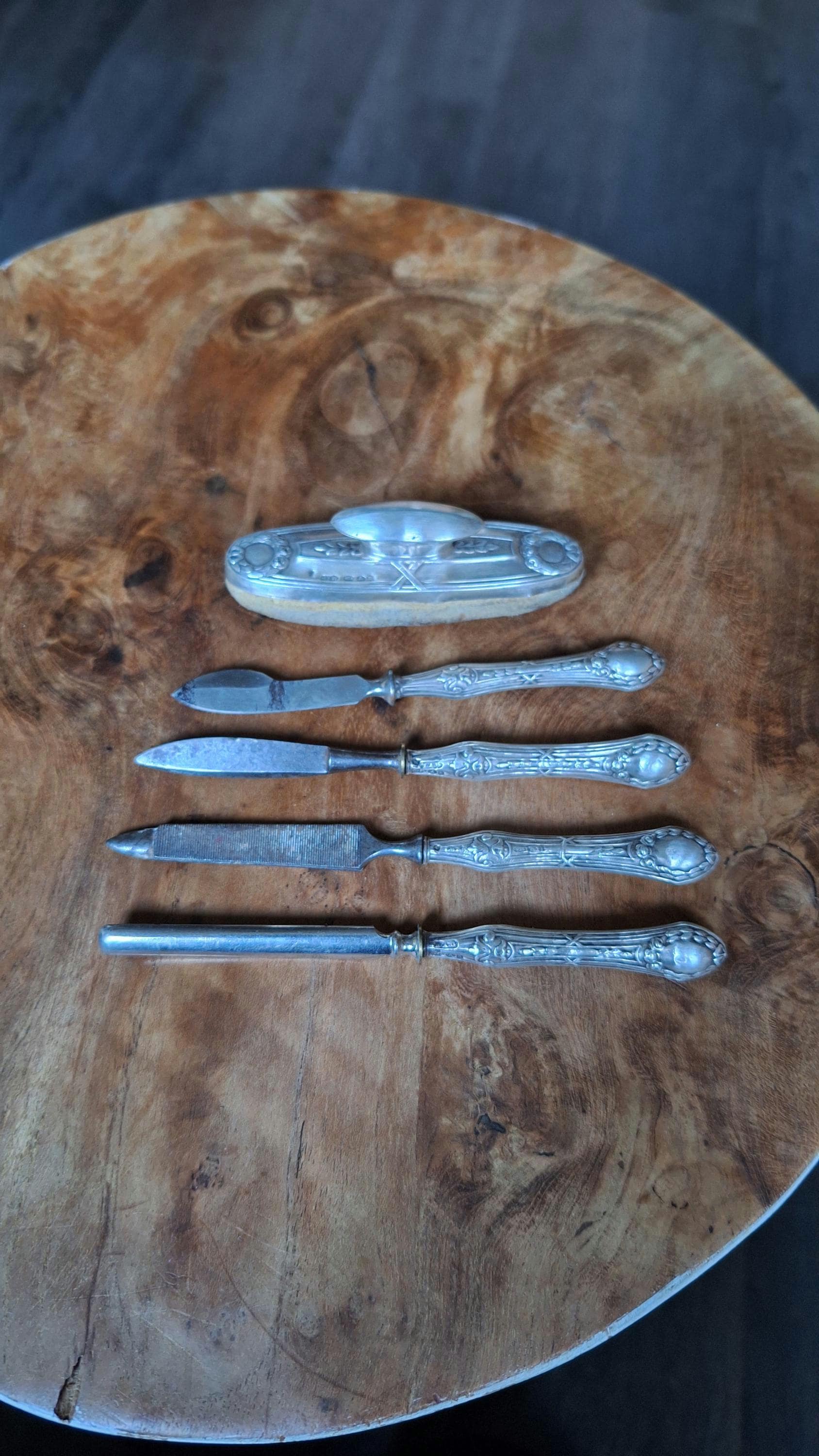 Silbernes Maniküre-Set Aus Der Belle Epoque Mit Schleifen - Und Rosenkranzmotiven Silbernes Maniküre-Set Aus Der Belle Epoque Mit Schleifen - Und Rosenkranzmotiven von Etsy - AtelierdAlexandra