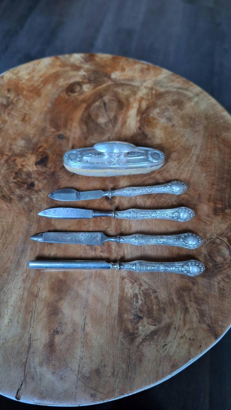 Silbernes Maniküre-Set Aus Der Belle Epoque Mit Schleifen - Und Rosenkranzmotiven Silbernes Maniküre-Set Aus Der Belle Epoque Mit Schleifen - Und Rosenkranzmotiven von Etsy - AtelierdAlexandra