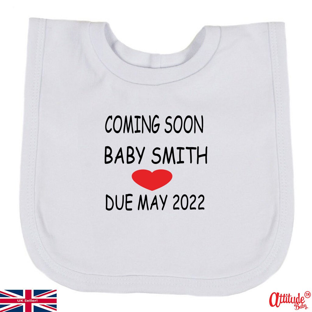 Baby Lätzchen-Coming Soon-Personalisiert-Geburtsdatum Und Name Gedruckt-Einheitsgröße 0-6 Monate-Lustige Babylätzchen-Gedruckt-One Size-Lätzchen von Etsy - AttitudeBaby