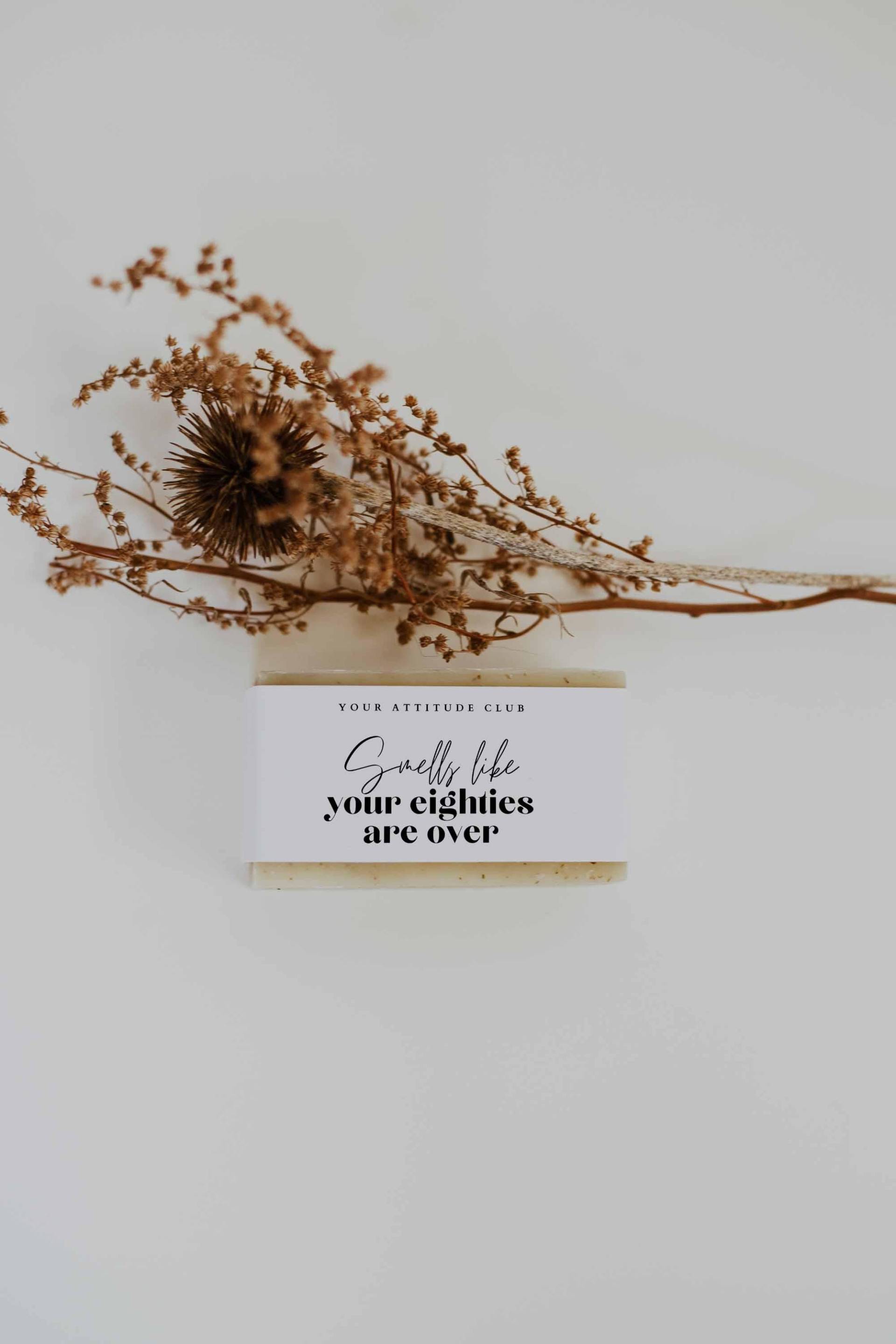 Smells Like Your Eighties Are Over - Weiße Sheabutter Seife Mit Lustigem Spruch | Handgemacht & Perfektes Geschenk Smells Like Your Eighties Are Over - Weiße Sheabutter Seife Mit Lustigem Spruch | Handgemacht & Perfektes Geschenk von Etsy - AttitudeClub