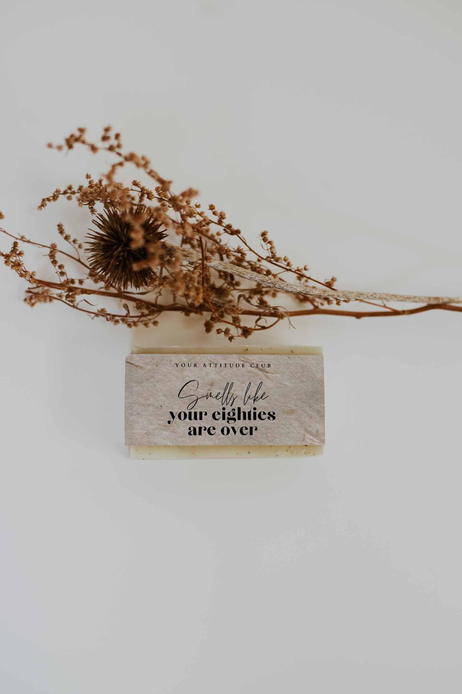 Smells Like Your Eighties Are Over - Weiße Sheabutter Seife Mit Lustigem Spruch | Handgemacht & Perfektes Geschenk Smells Like Your Eighties Are Over - Weiße Sheabutter Seife Mit Lustigem Spruch | Handgemacht & Perfektes Geschenk von Etsy - AttitudeClub