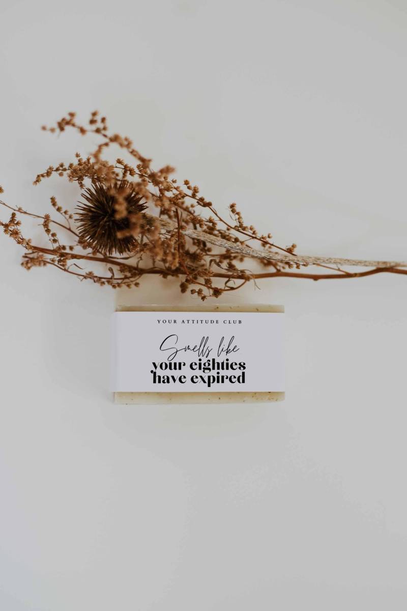 Smells Like Your Eighties Have Expired - Weiße Handgemachte Sheabutter Seife Mit Lustigem Spruch | Witzige Geschenkidee 100G von Etsy - AttitudeClub