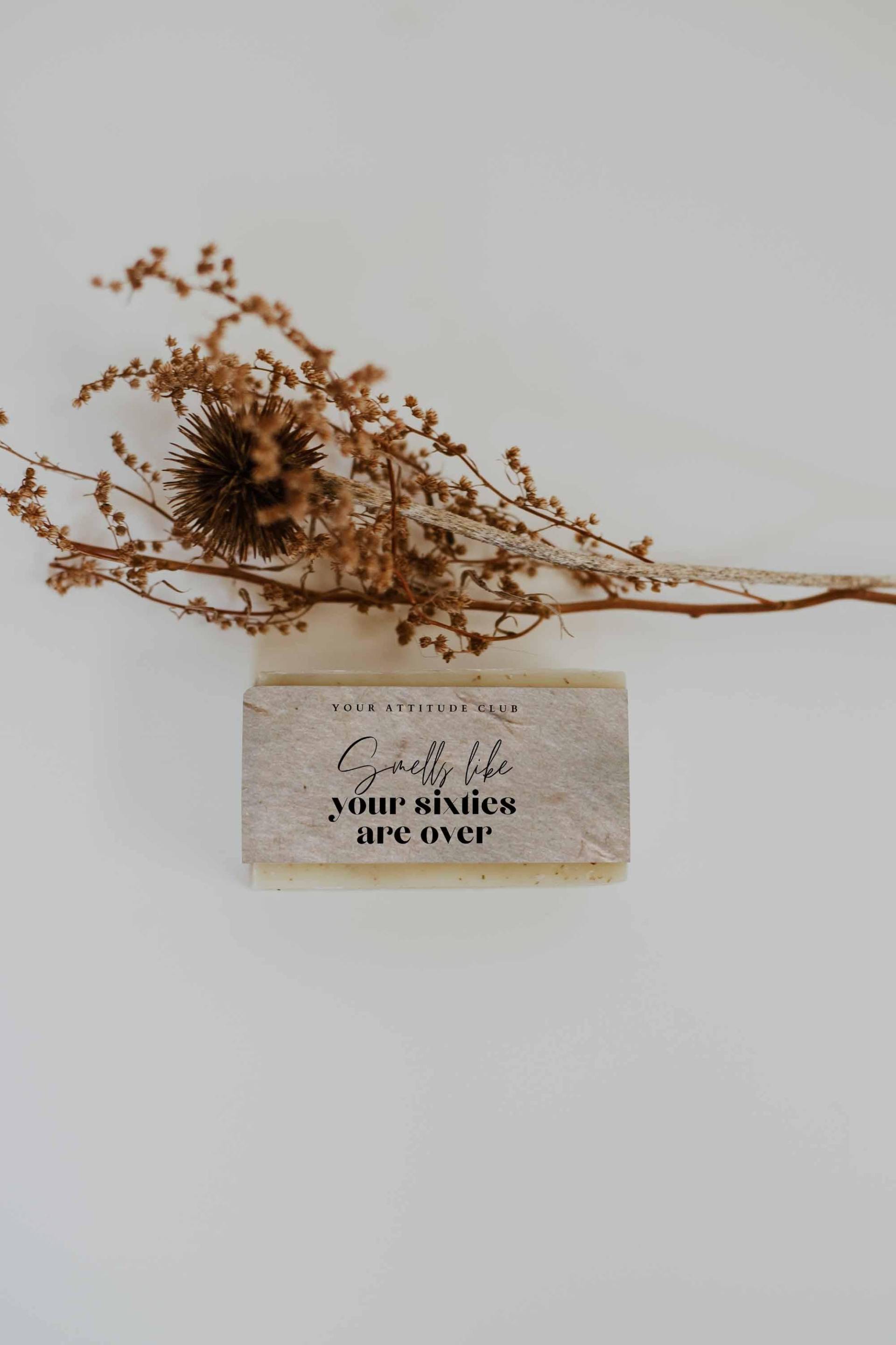 Smells Like Your Sixties Are Over - Handgemachte Weiße Sheabutter Seife Mit Spruch | Lustiges Geschenk Für Freunde, Familie & Kolleginnen Smells Like Your Sixties Are Over - Handgemachte Weiße Sheabutter Seife Mit Spruch | Lustiges Geschenk Für Freunde, Familie & Kolleginnen von Etsy - AttitudeClub