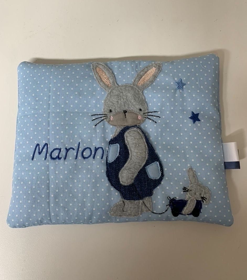 Körnerkissen Mit Appliziertem Hasen Blau Gepunktet Personalisiertes Geschenkgeschenk Zur Geburtgeschenk Taufe Wärmekissen Körnerkissen Mit Appliziertem Hasen Blau Gepunktet Personalisiertes Geschenkgeschenk Zur Geburtgeschenk Taufe Wärmekissen von Etsy - AureaArtisShop