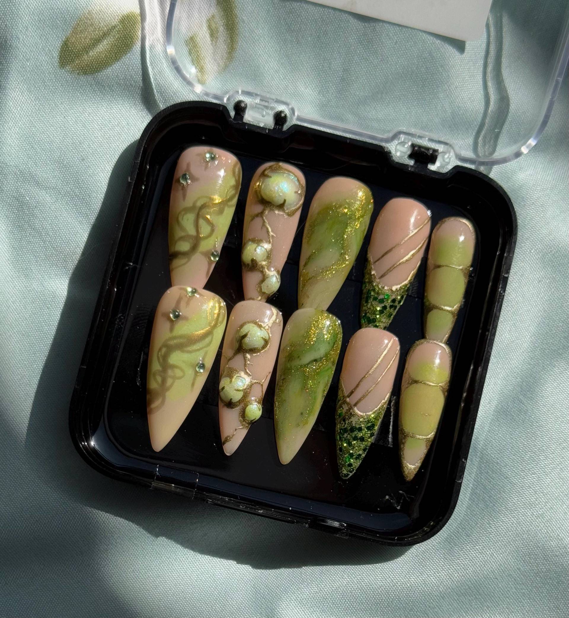 Green & Gold Press On Nails - Handmade Luxury With 3D Stones & Glitter von Etsy - AuroraCraftNailsShop