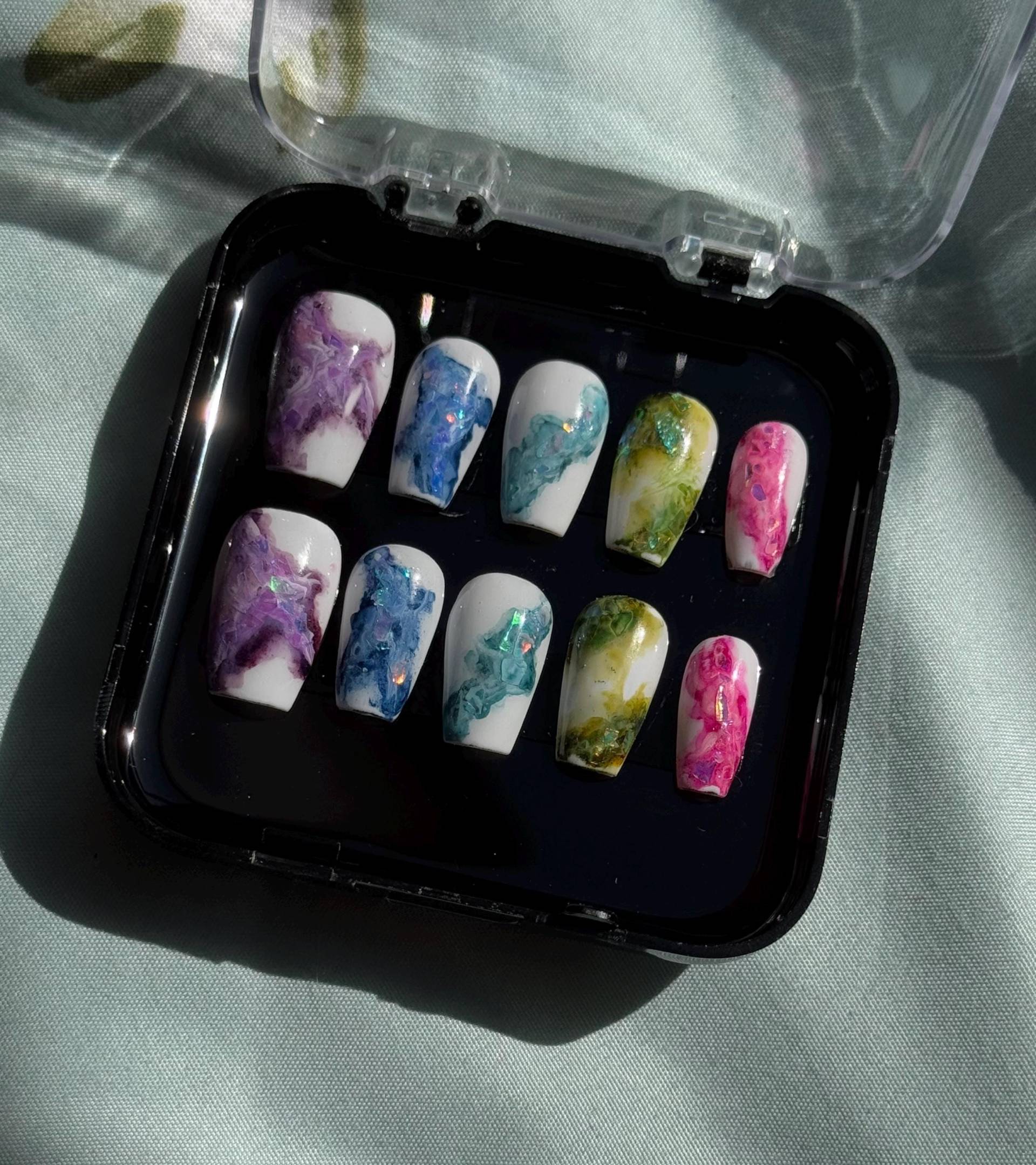 Hand-Painted Marble Press On Nails - Colorful Abstract Design, Reusable Luxury False von Etsy - AuroraCraftNailsShop