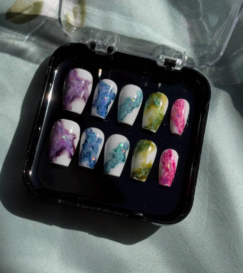 Hand-Painted Marble Press On Nails - Colorful Abstract Design, Reusable Luxury False von Etsy - AuroraCraftNailsShop