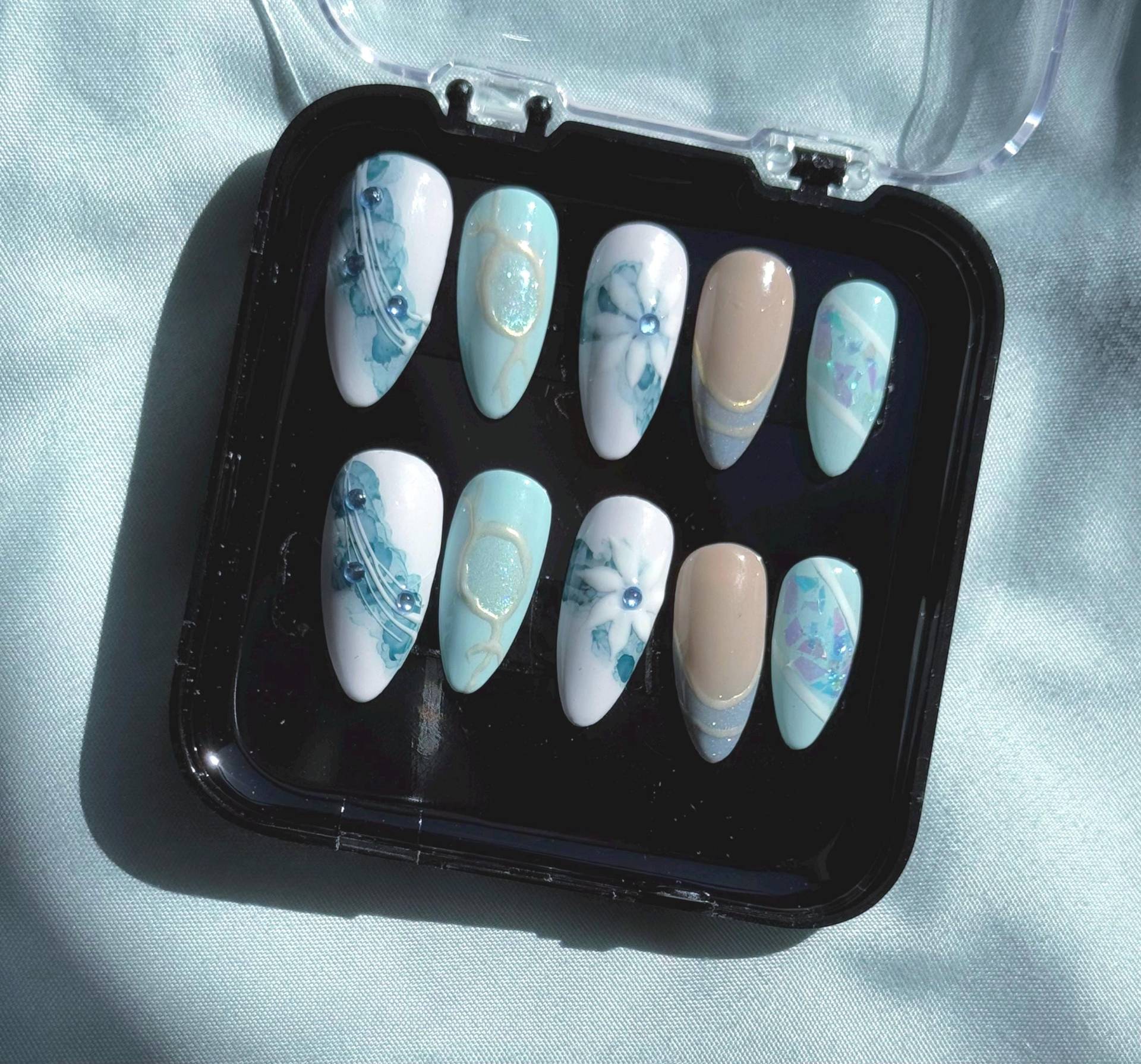 Handmade Press On Nails - Turquoise Floral Design With Glitter & Rhinestones Reusable Acrylic Nail Set von Etsy - AuroraCraftNailsShop