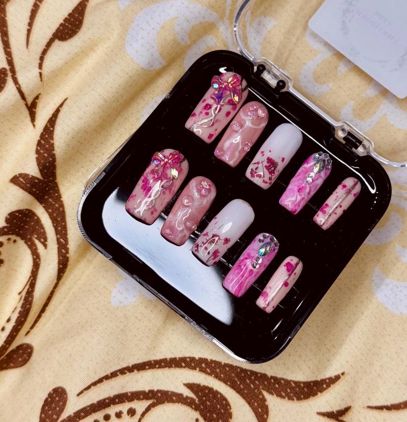 Pink Floral Press On Nails - Handmade False With Dried Flowers, Charms, Pearls & Rhinestones von Etsy - AuroraCraftNailsShop
