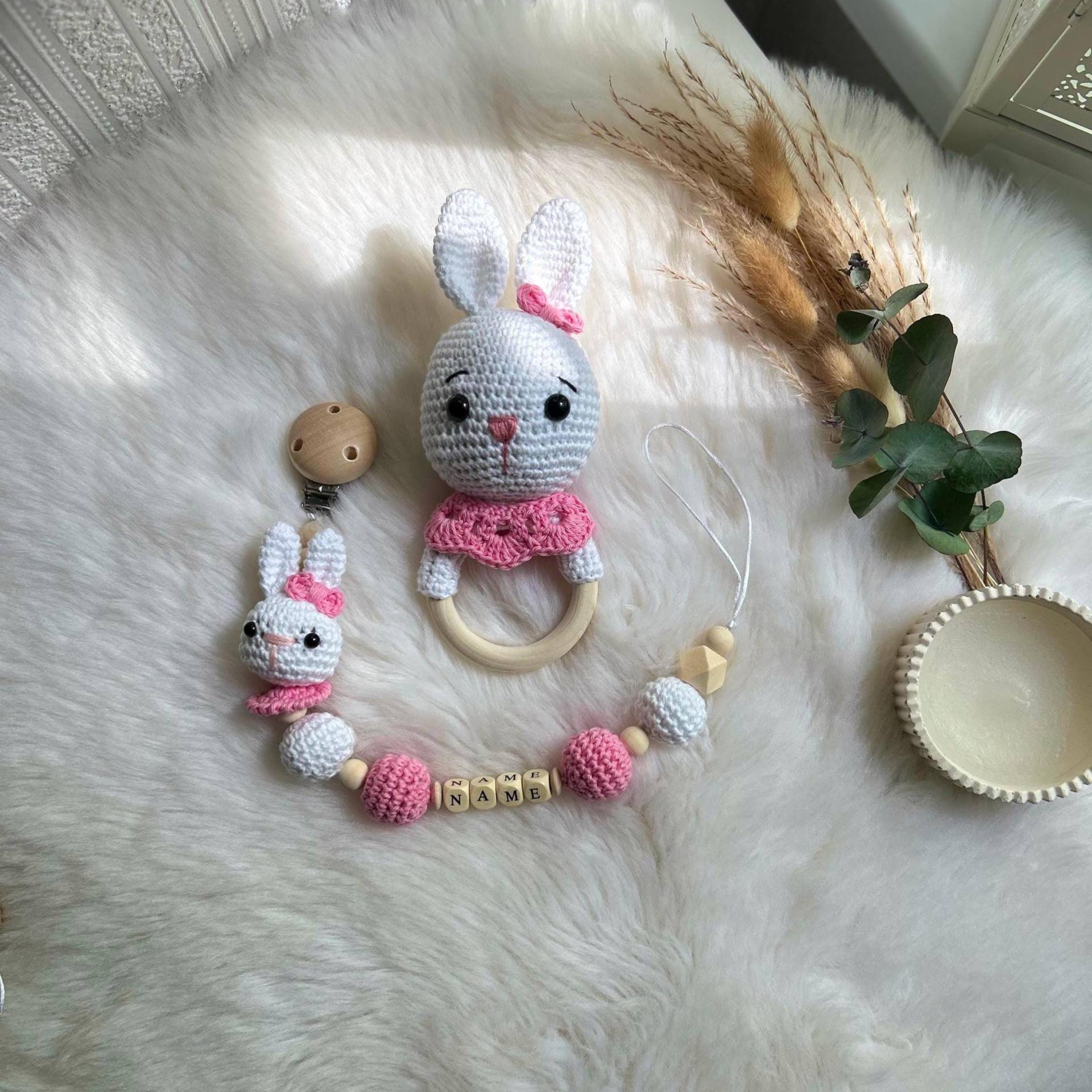 Rassel Und Schnullerkette Mit Hasenmotiv Rassel Und Schnullerkette Mit Hasenmotiv von Etsy - AylinsHaekelstubeDE