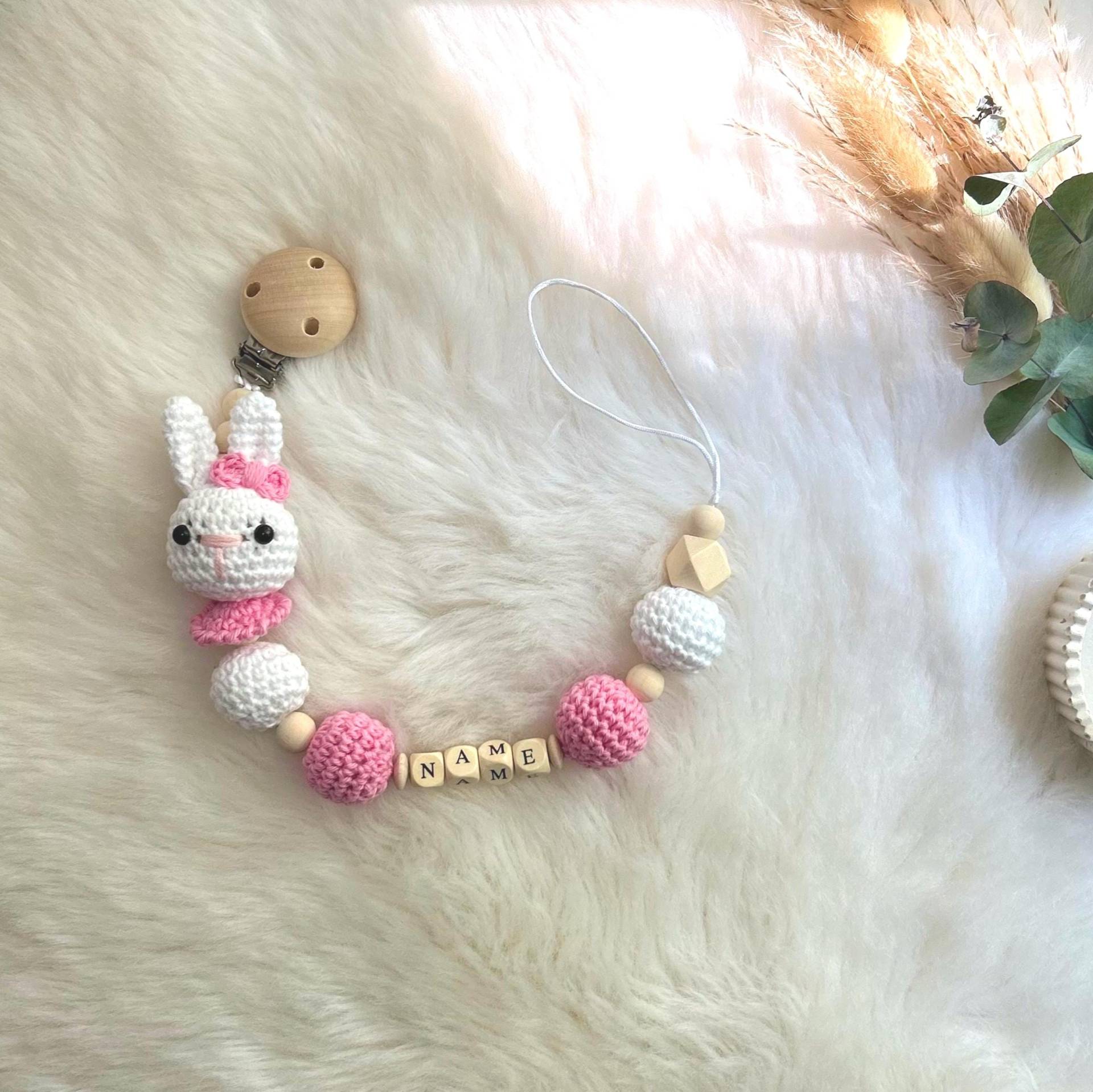 Schnullerkette Mit Hasen Motiv - Liebevoll Und Einzigartig Schnullerkette Mit Hasen Motiv - Liebevoll Und Einzigartig von Etsy - AylinsHaekelstubeDE