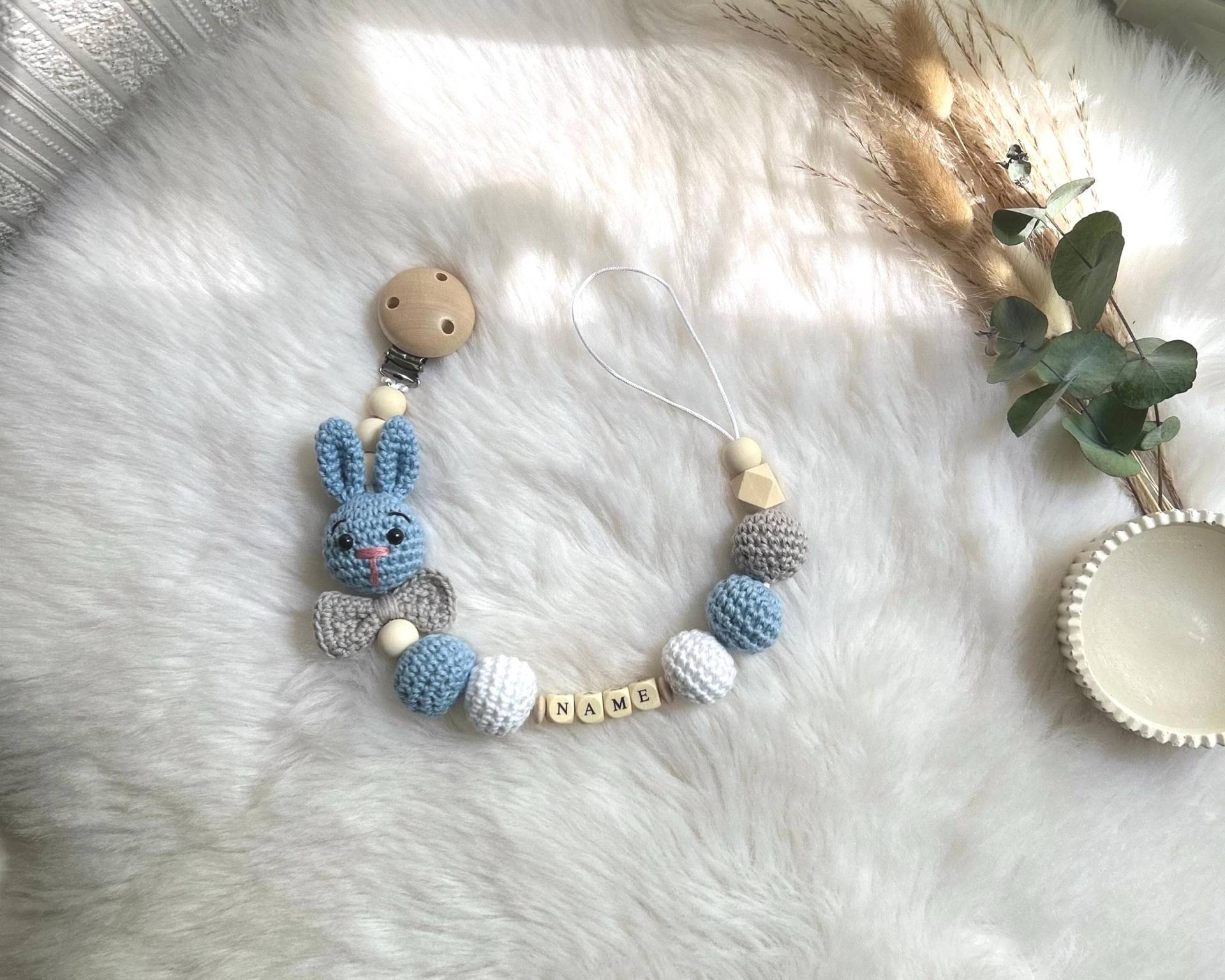 Schnullerkette Mit Hasen Motiv - Liebevoll Und Einzigartig Schnullerkette Mit Hasen Motiv - Liebevoll Und Einzigartig von Etsy - AylinsHaekelstubeDE