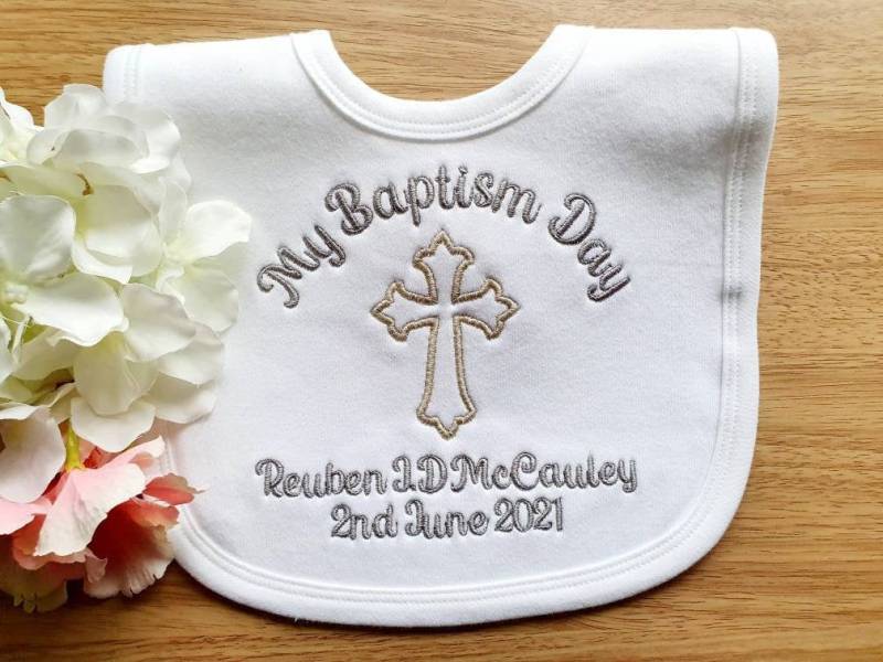 Personalisierter Tauftag Taufe Tag Baby Lätzchen, Namenstag Gesticktes Babygeschenk von Etsy - BBThreadGifts