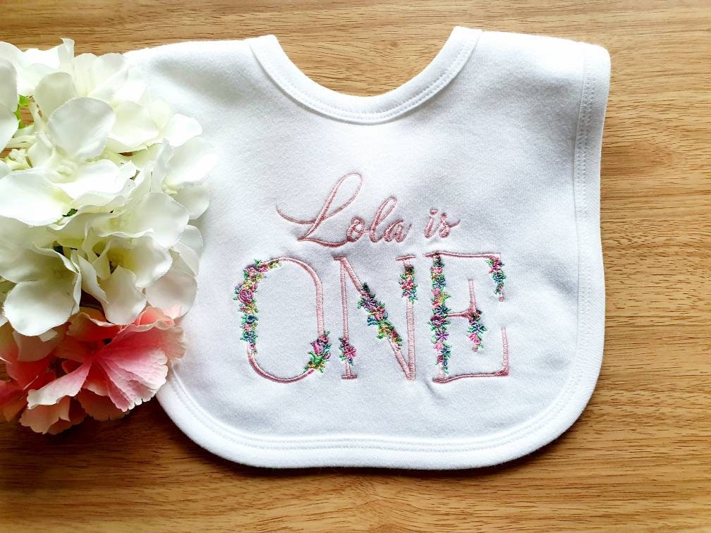 Personalisiertes Babylätzchen, Gesticktes Blumenbuchstabe-Lätzchen, Kuchenzerschlagen Personalisiertes Babylätzchen, Gesticktes Blumenbuchstabe-Lätzchen, Kuchenzerschlagen von Etsy - BBThreadGifts