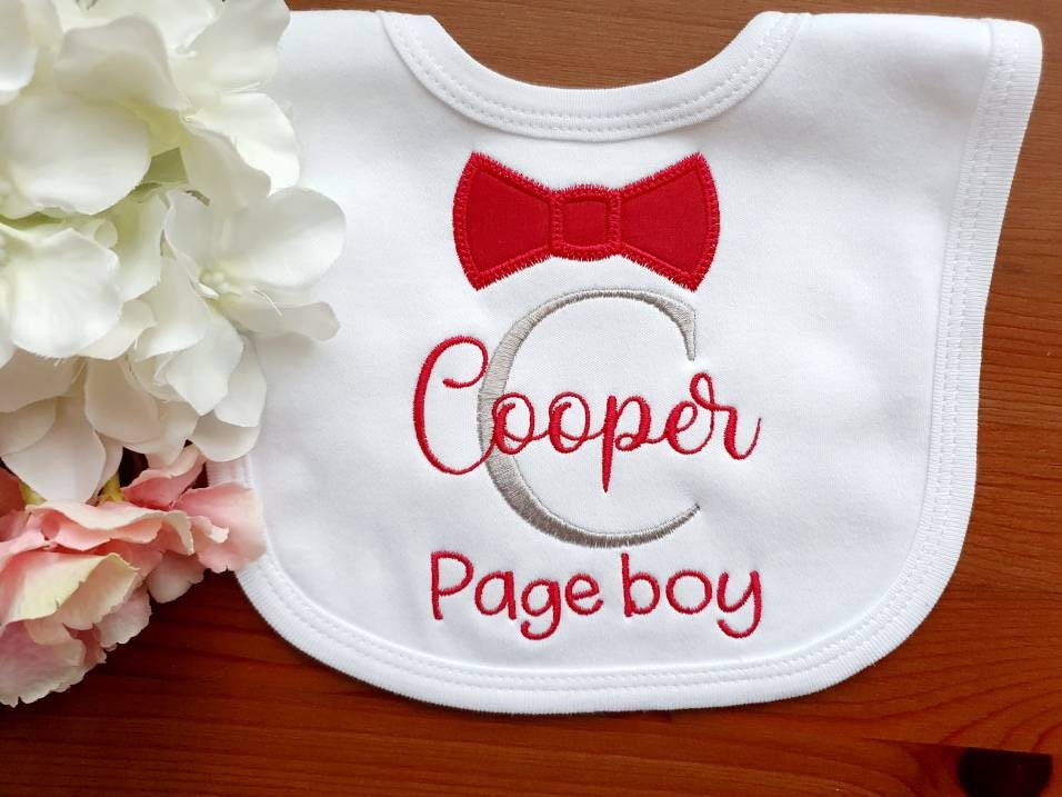 Personalisiertes Page Boy Bib Mit Fliege, Besticktes Hochzeitsbätzchen, Geschenk Personalisiertes Page Boy Bib Mit Fliege, Besticktes Hochzeitsbätzchen, Geschenk von Etsy - BBThreadGifts
