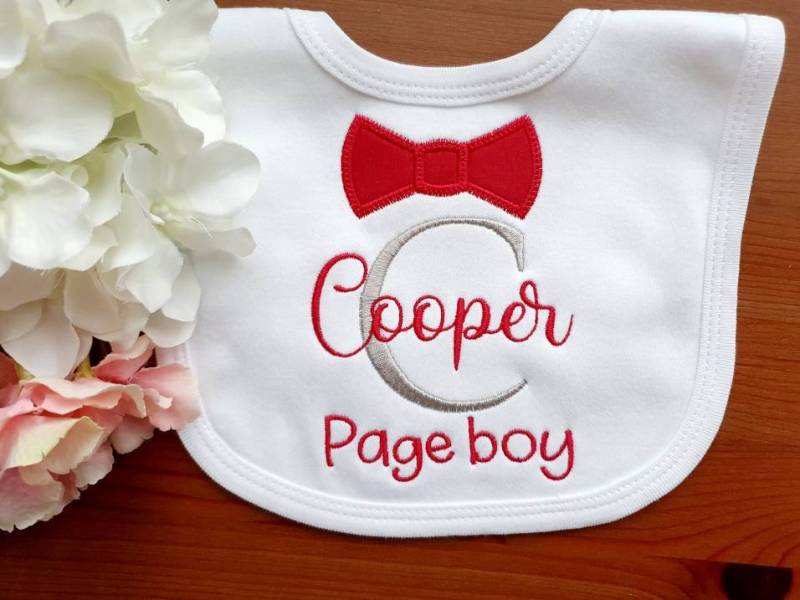 Personalisiertes Page Boy Bib Mit Fliege, Besticktes Hochzeitsbätzchen, Geschenk von Etsy - BBThreadGifts