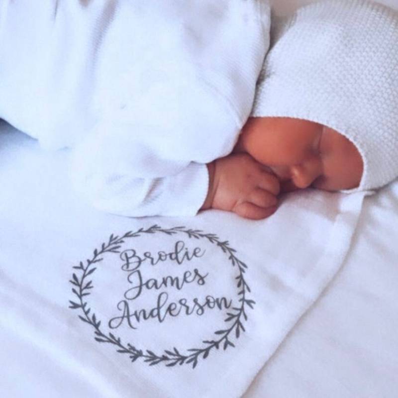 3Er Setpersonalisierte Name Baumwolle Weiße Baby Musselins Mit Kranz Design 3Er Setpersonalisierte Name Baumwolle Weiße Baby Musselins Mit Kranz Design von Etsy - BHWDesigns